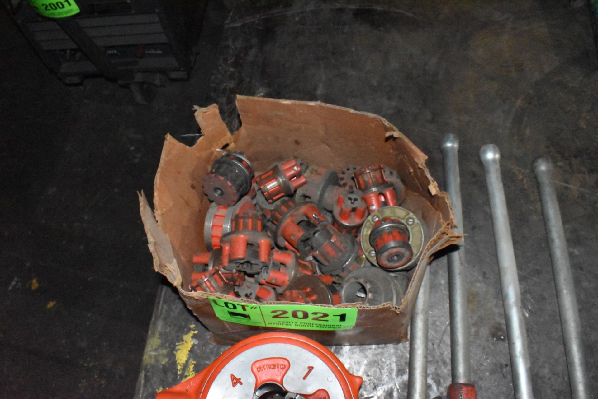 LOT/ MANUAL PIPE TREADER AND DIES [RIGGING FEES FOR LOT #2021 - $50 USD PLUS APPLICABLE TAXES] - Image 2 of 2