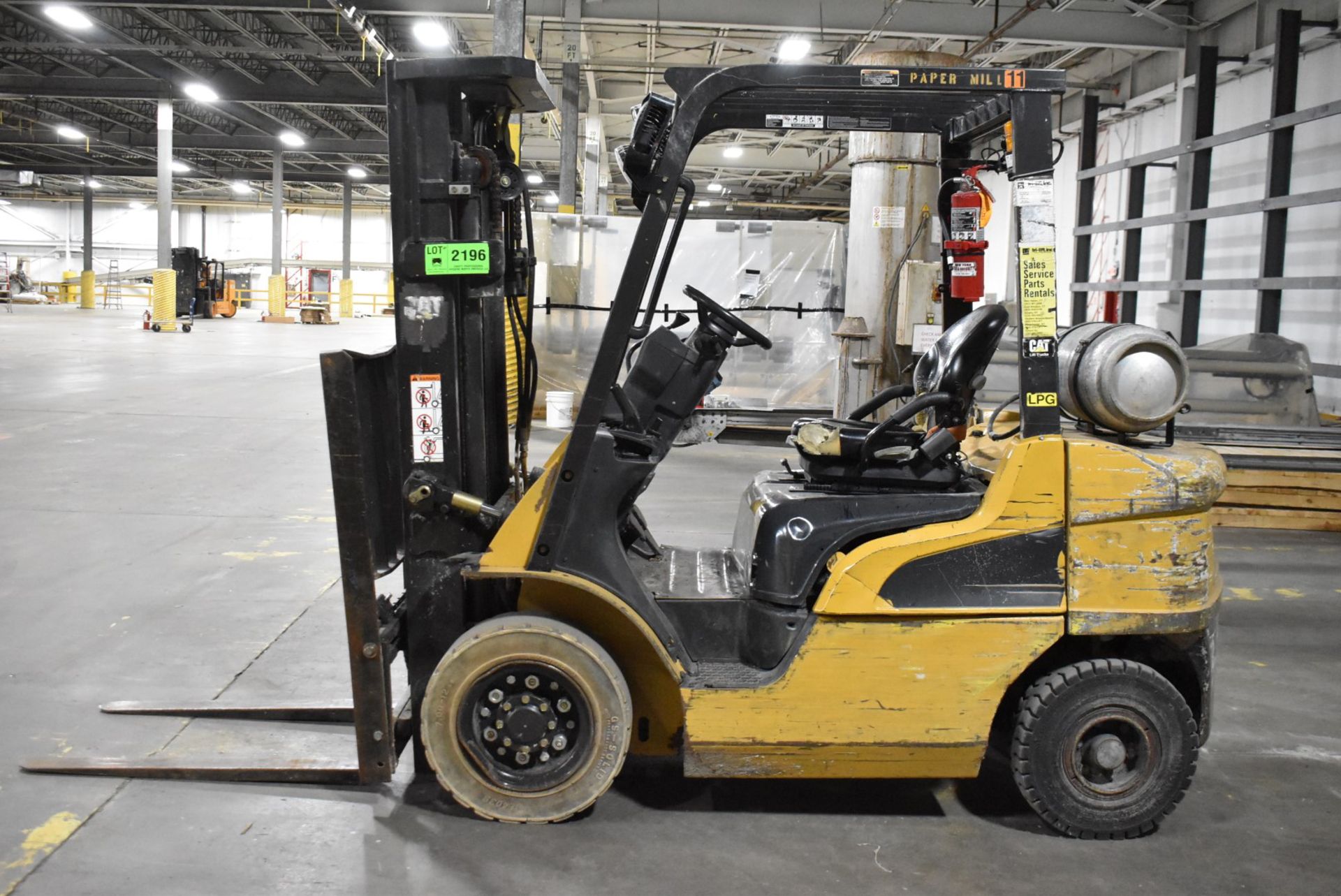 CATERPILLAR P5000-LP 4,500 LBS. CAPACITY LPG FORKLIFT WITH 188" MAX VERTICAL REACH, 3-STAGE HIGH