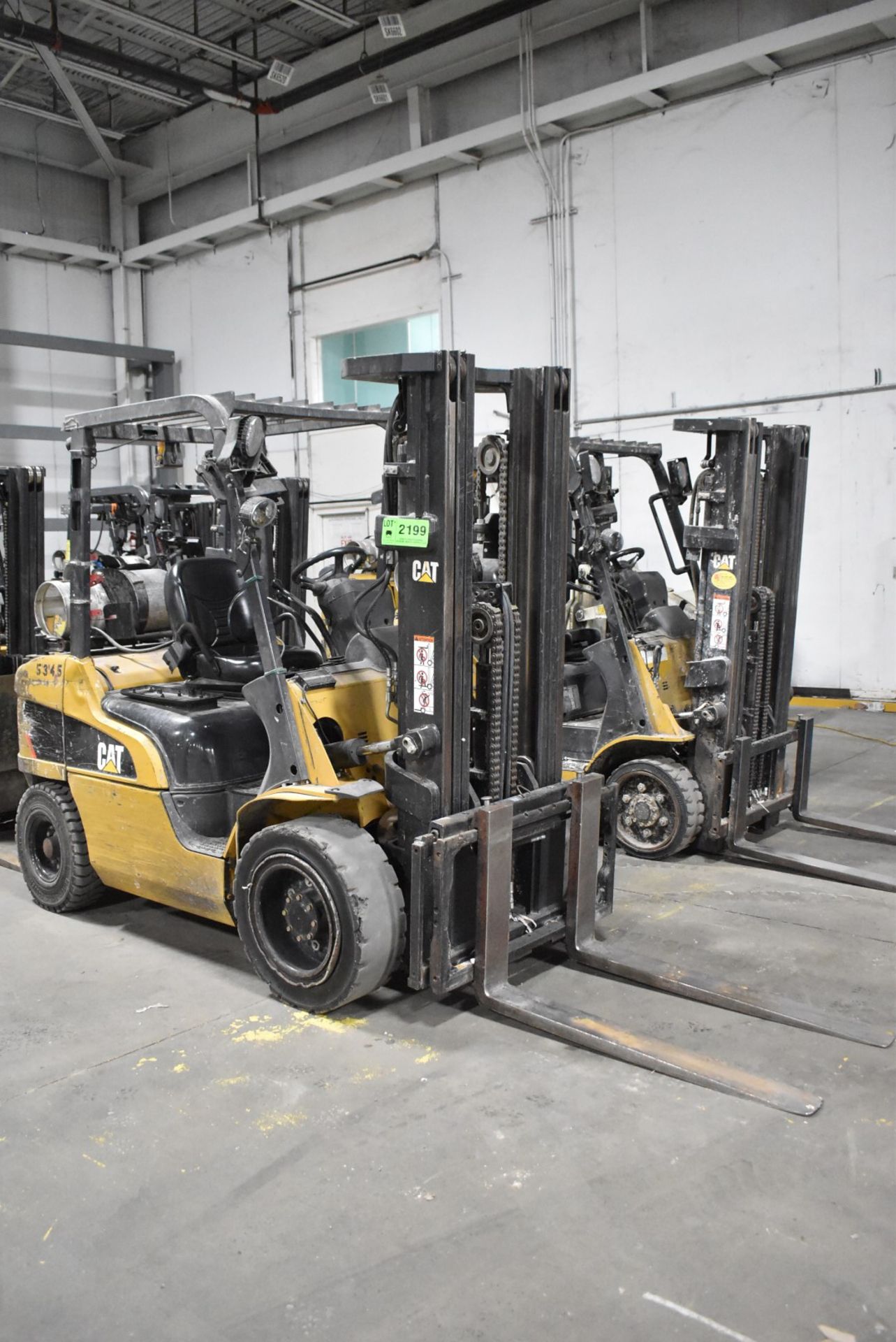 CATERPILLAR 2P600 5,400 LB. CAPACITY LPG FORKLIFT WITH 186" MAX. VERTICAL REACH, 3-STAGE HIGH