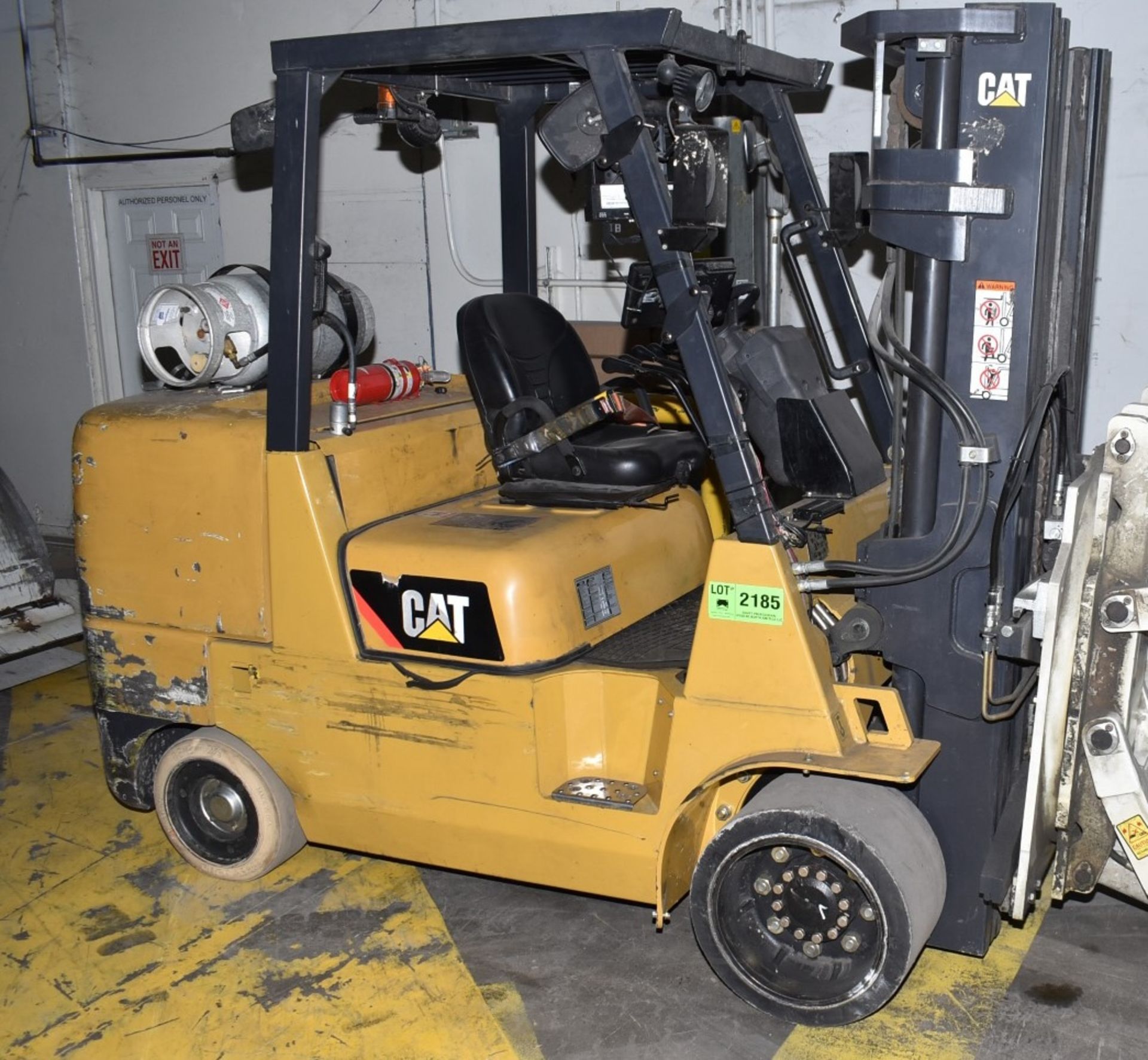 CATERPILLAR (2016) GC55K 7,200 LBS. CAPACITY LPG FORKLIFT WITH 172" MAX VERTICAL REACH, 3-STAGE HIGH