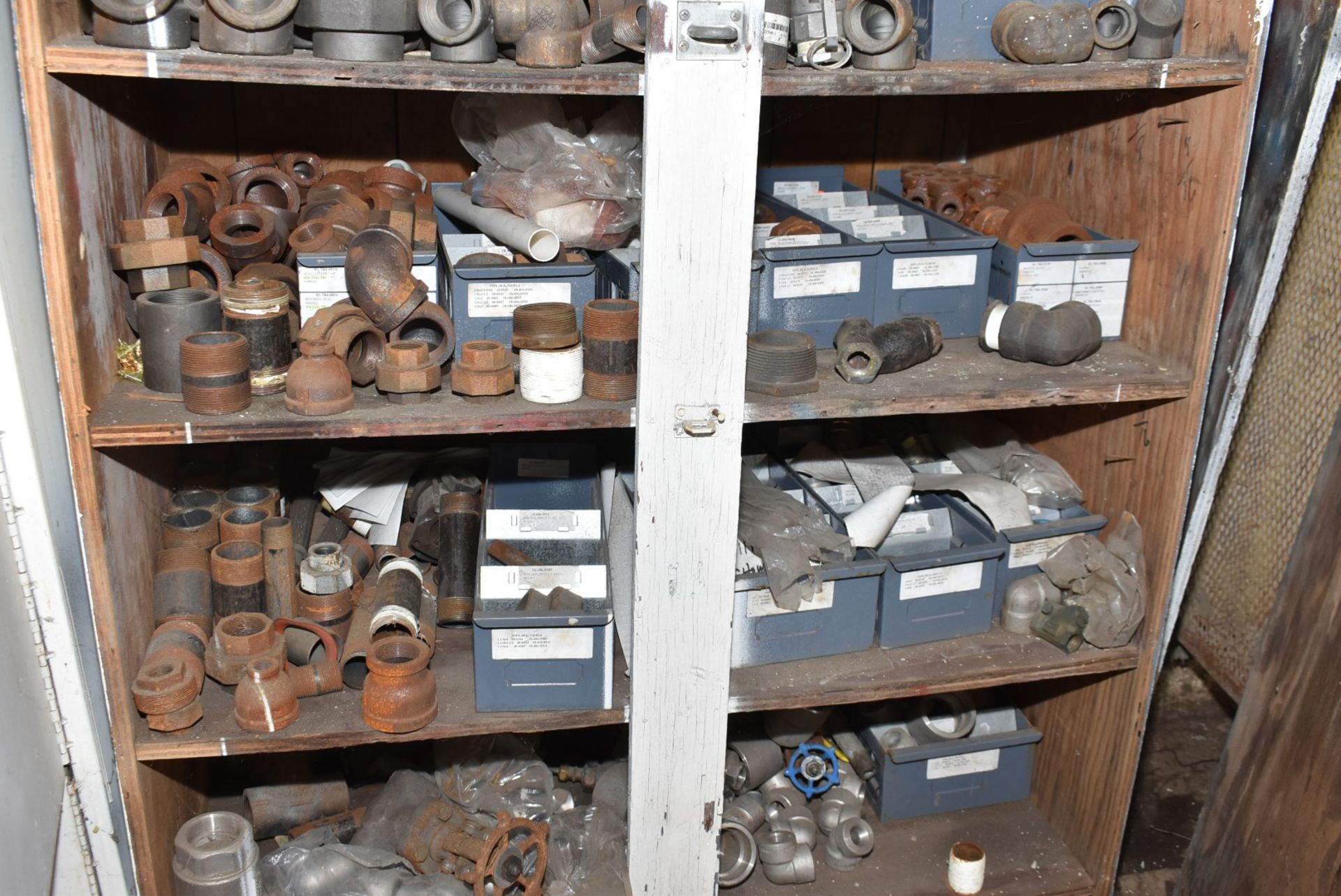 LOT/ CABINETS WITH CONTENTS CONSISTING OF PIPE FITTINGS AND TOOLING [RIGGING FEES FOR LOT #2113 - $ - Image 5 of 7