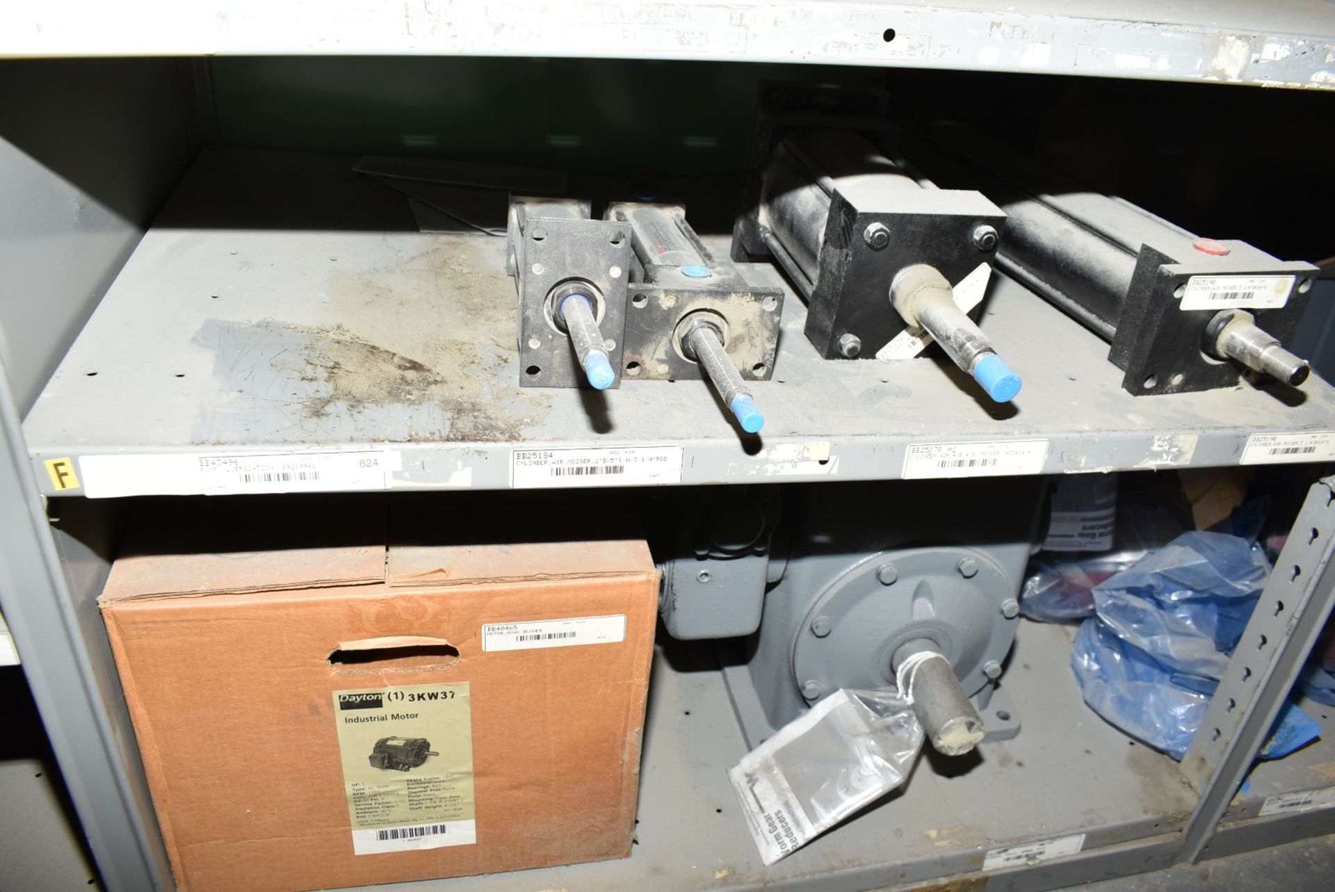 LOT/ CONTENTS OF SHELF - INCLUDING AIR CYLINDERS, FLAP CLOSER SIDE PLATES, CHAIN CONTAINER, BLOWER - Image 4 of 4