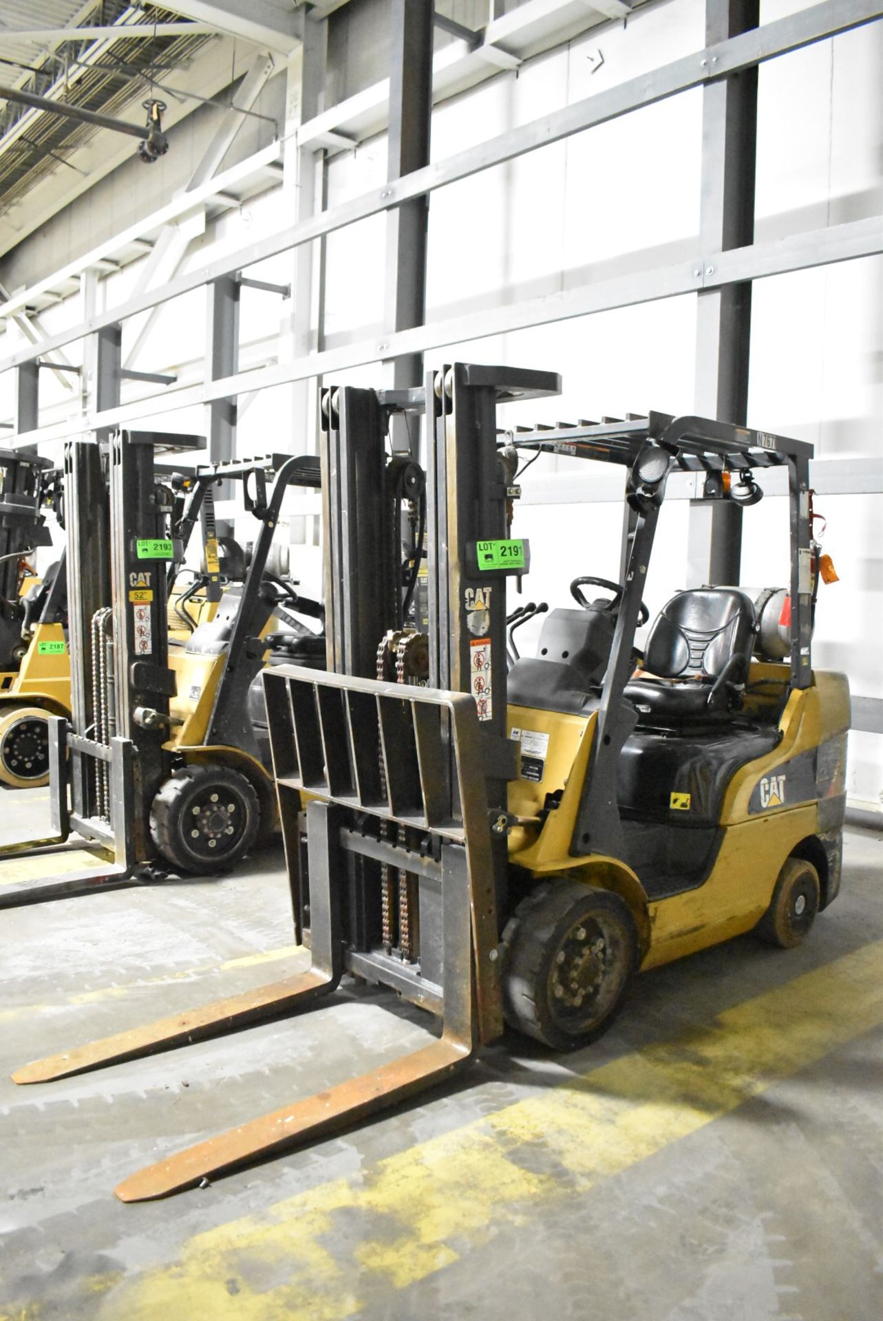 CATERPILLAR 2C6000 6,000 LBS. CAPACITY LPG FORKLIFT WITH 185" MAX VERTICAL REACH, 3-STAGE HIGH - Image 3 of 10