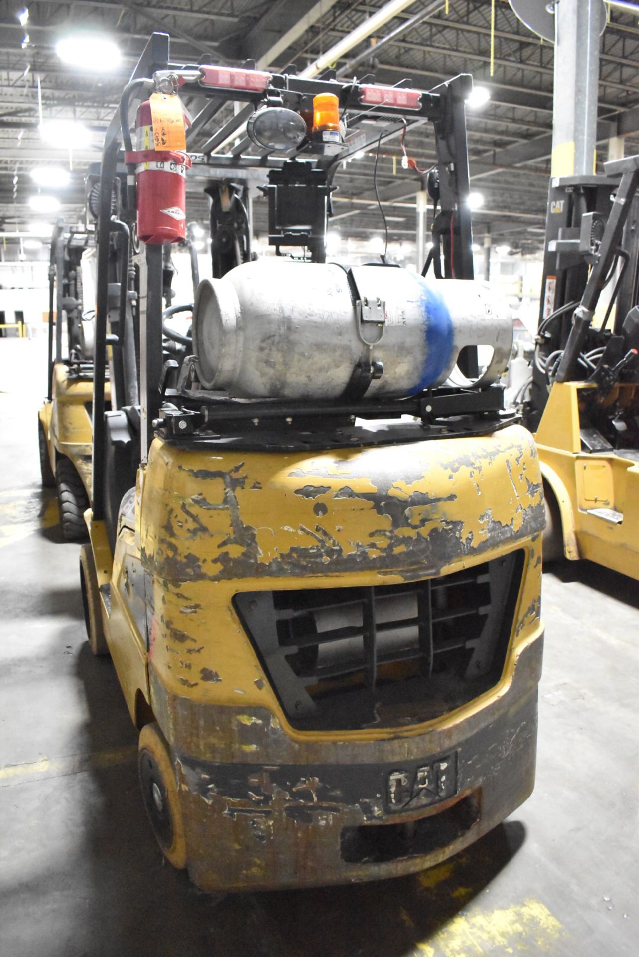 CATERPILLAR 2C5000 4,950 LBS. CAPACITY LPG FORKLIFT WITH 187" MAX VERTICAL REACH, 3-STAGE HIGH - Image 5 of 9