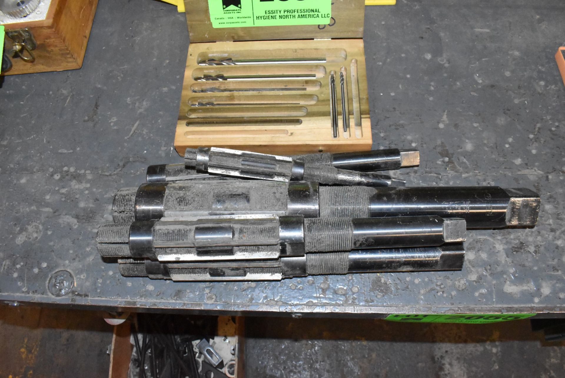 LOT/ TOOLING REAMERS, DRILLS AND CUTTERS [RIGGING FEES FOR LOT #2052 - $25 USD PLUS APPLICABLE - Image 4 of 4