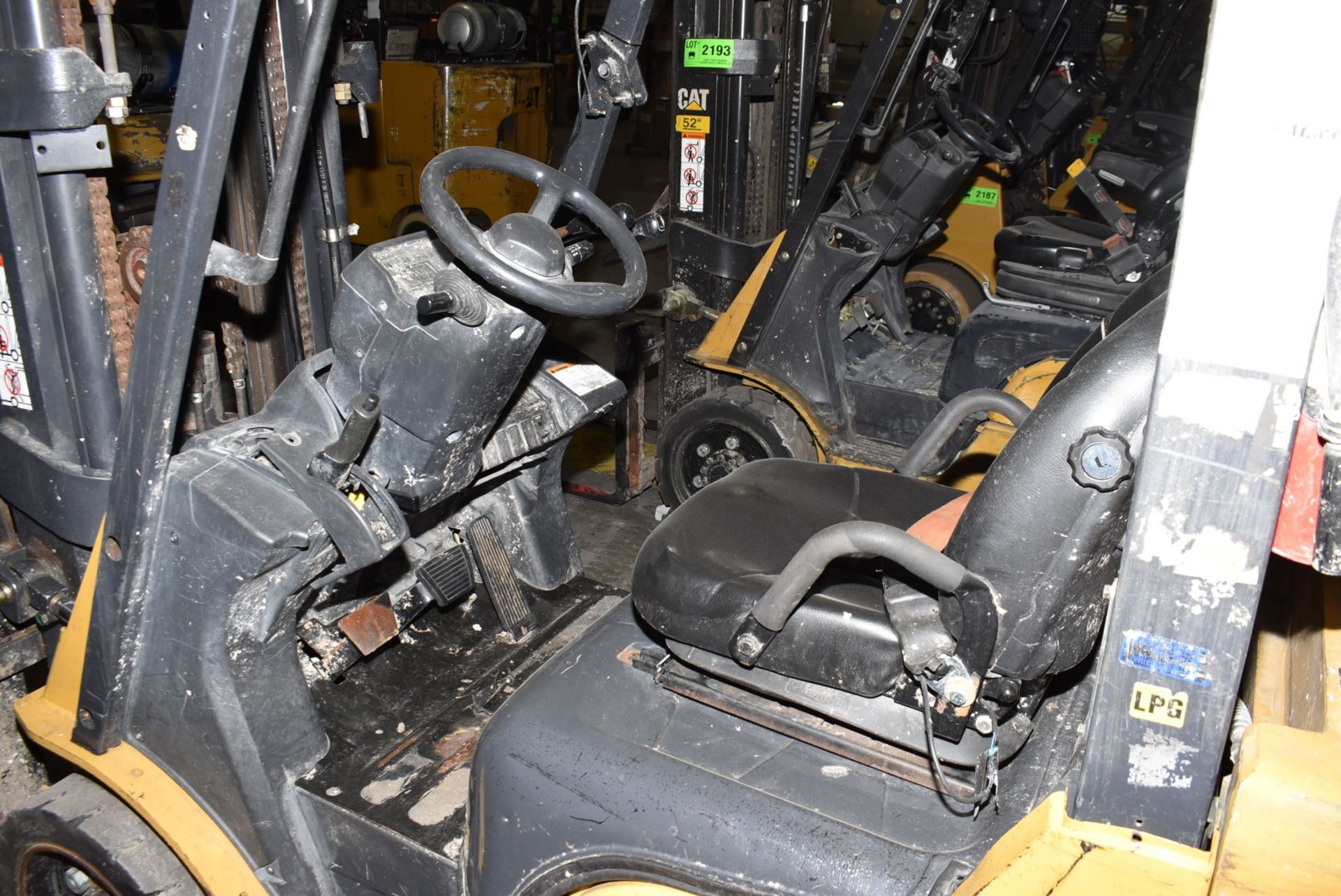 CATERPILLAR 2C6000 6,000 LBS. CAPACITY LPG FORKLIFT WITH 185" MAX VERTICAL REACH, 3-STAGE HIGH - Image 7 of 10