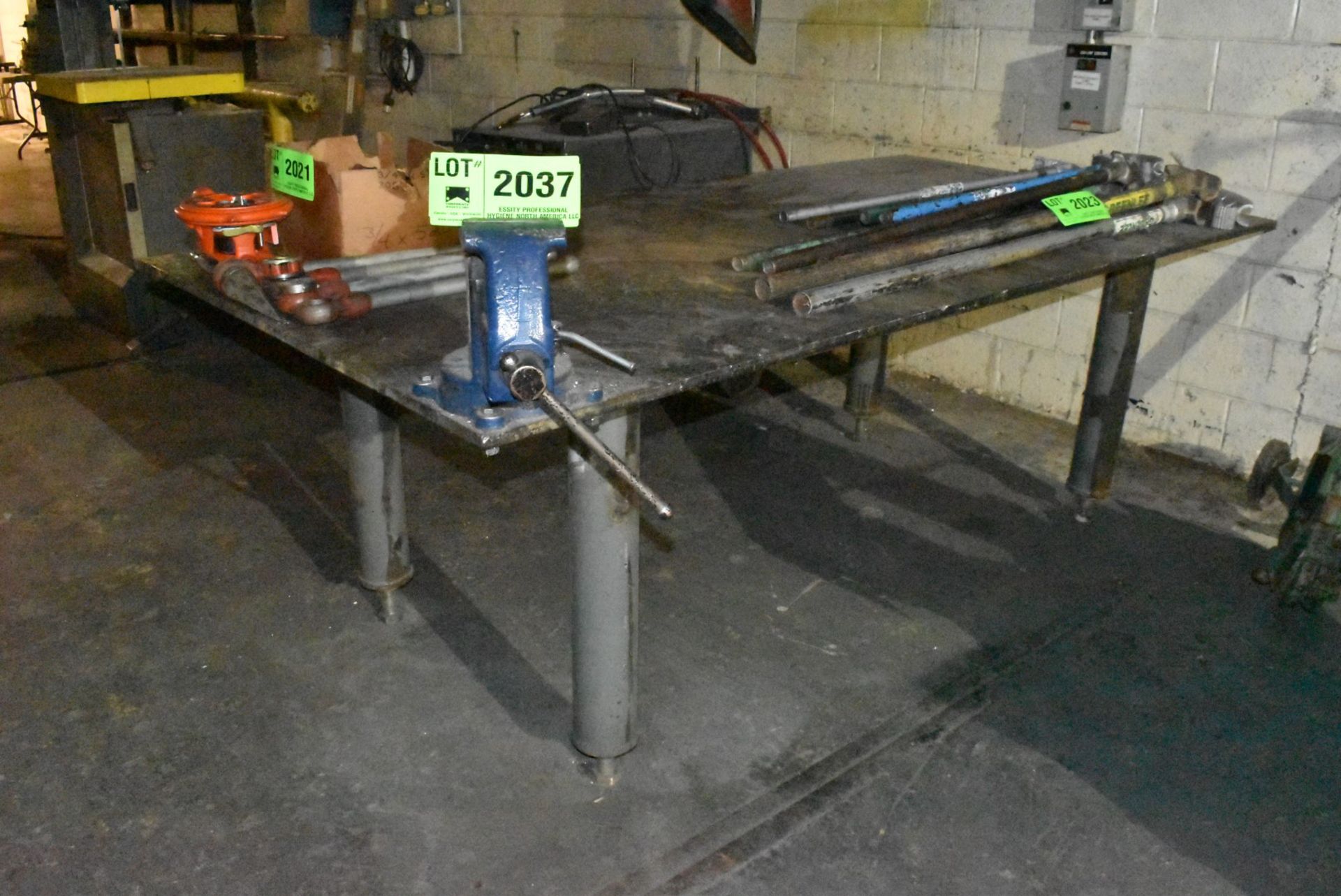 96" X 48" X .75" STEEL WELDING TABLE WITH 4.5" BENCH VISE (CI) [RIGGING FEES FOR LOT #2037 - $100