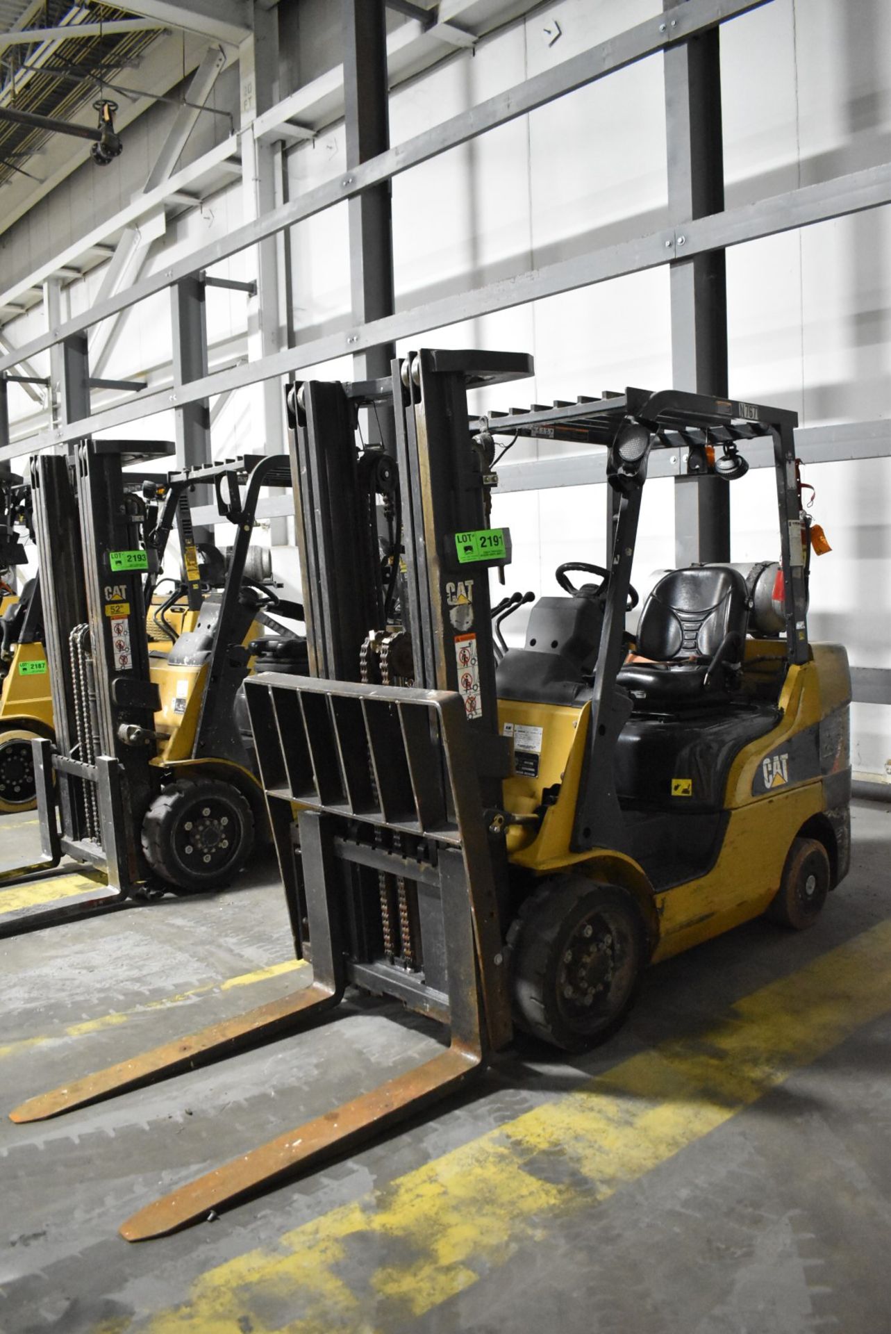 CATERPILLAR 2C6000 6,000 LBS. CAPACITY LPG FORKLIFT WITH 185" MAX VERTICAL REACH, 3-STAGE HIGH - Image 2 of 10