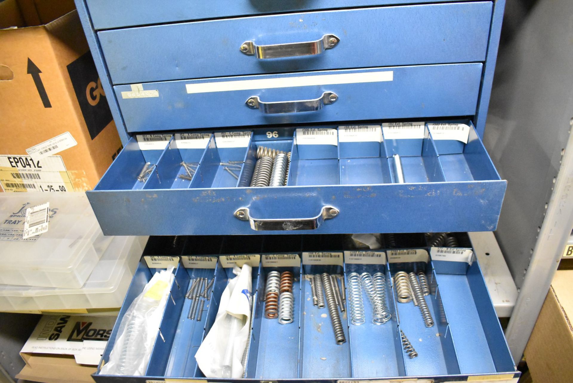 LOT/ CONTENTS OF SHELF - INCLUDING STORAGE BOX WITH SPRINGS, PVC HOSE, BAND SAW BLADES, INVERTER [ - Image 4 of 5