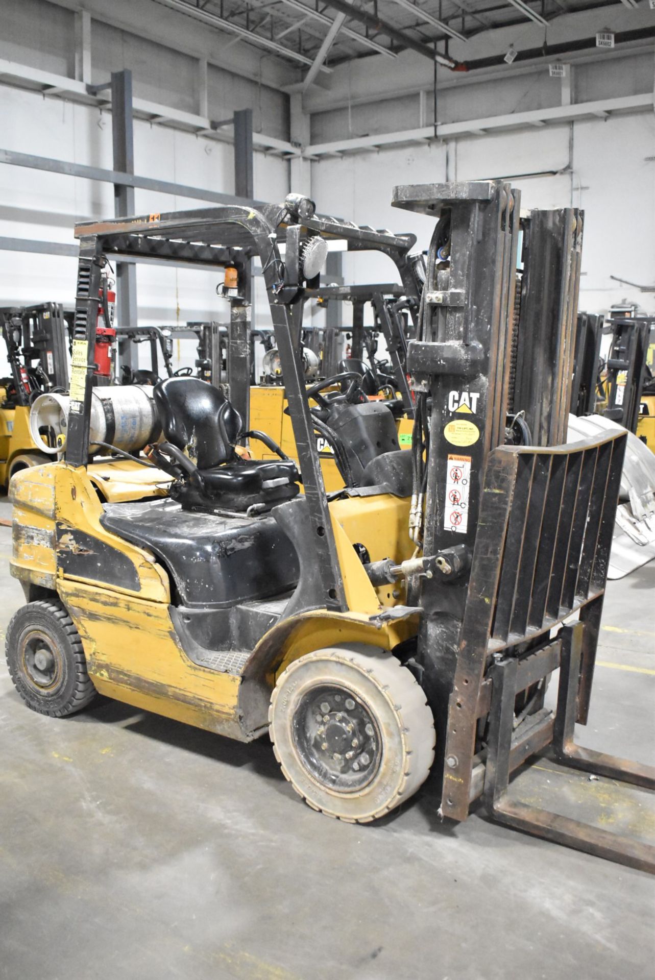 CATERPILLAR P5000-LP 4,500 LBS. CAPACITY LPG FORKLIFT WITH 188" MAX VERTICAL REACH, 3-STAGE HIGH - Image 3 of 7