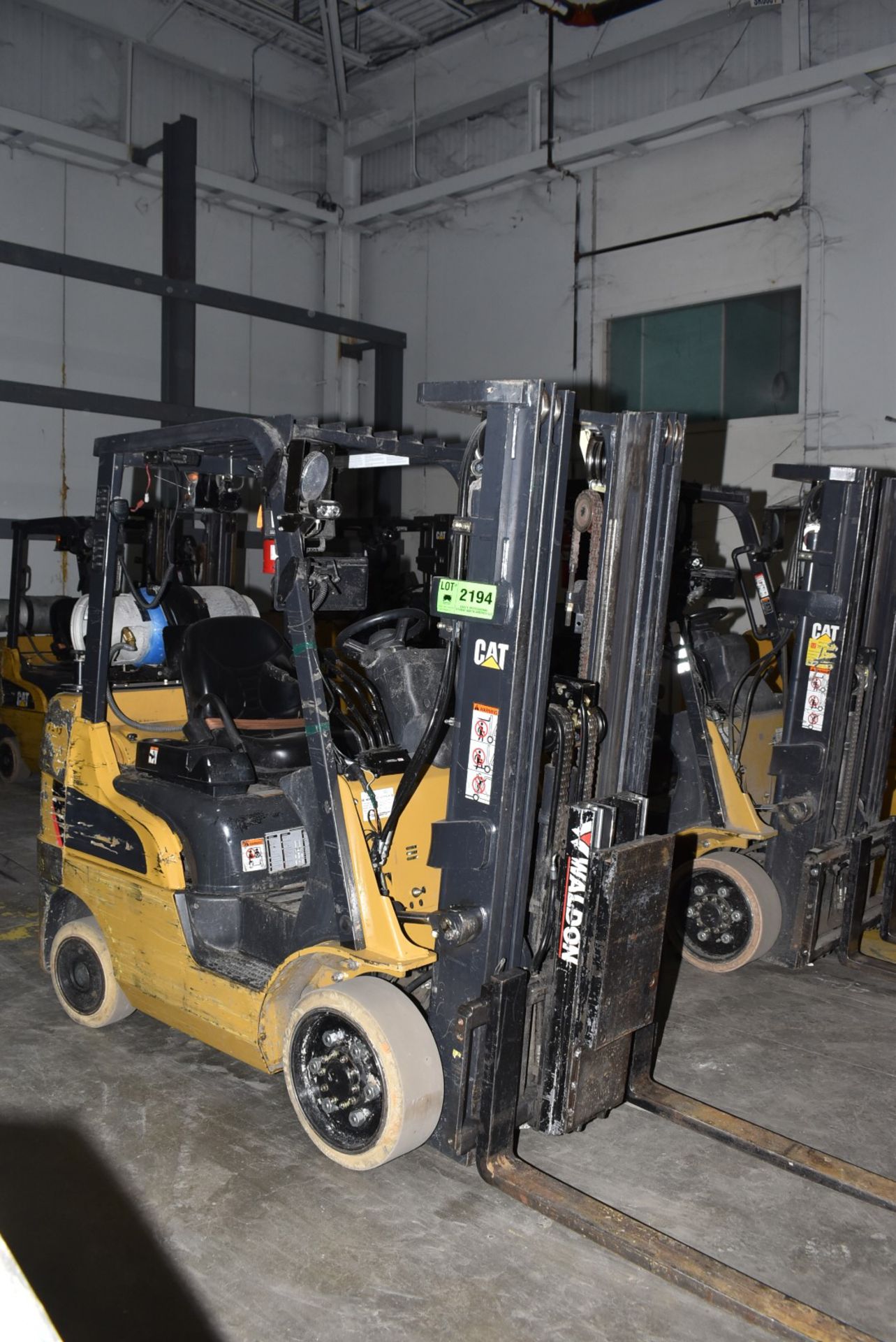 CATERPILLAR 2C5000 4,950 LBS. CAPACITY LPG FORKLIFT WITH 187" MAX VERTICAL REACH, 3-STAGE HIGH