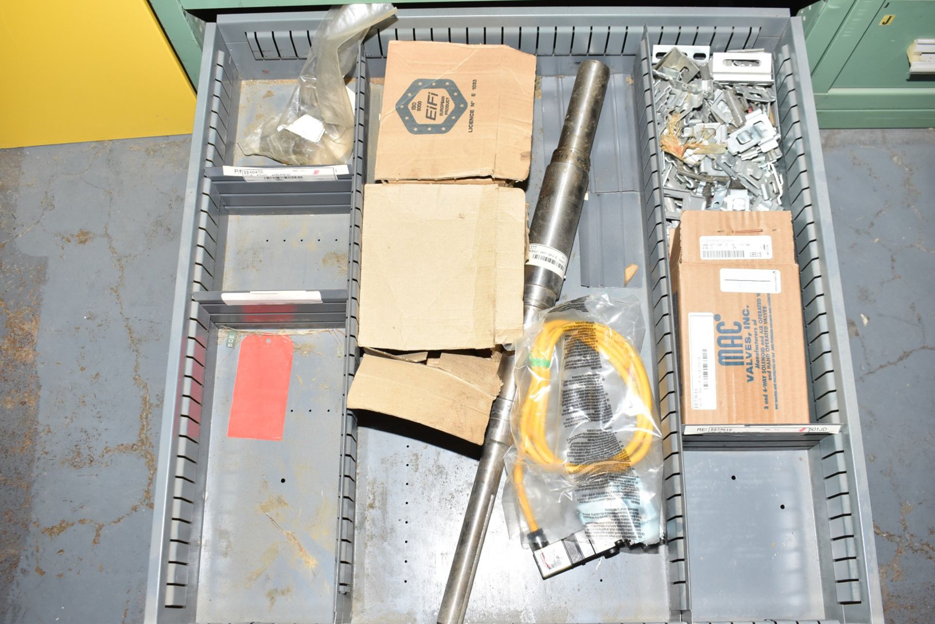 LOT/ CONTENTS OF CABINET - INCLUDING SAFETY DOOR SWITCHES, BELTS, TENSIONERS, AIR CYLINDERS, OIL - Bild 11 aus 11