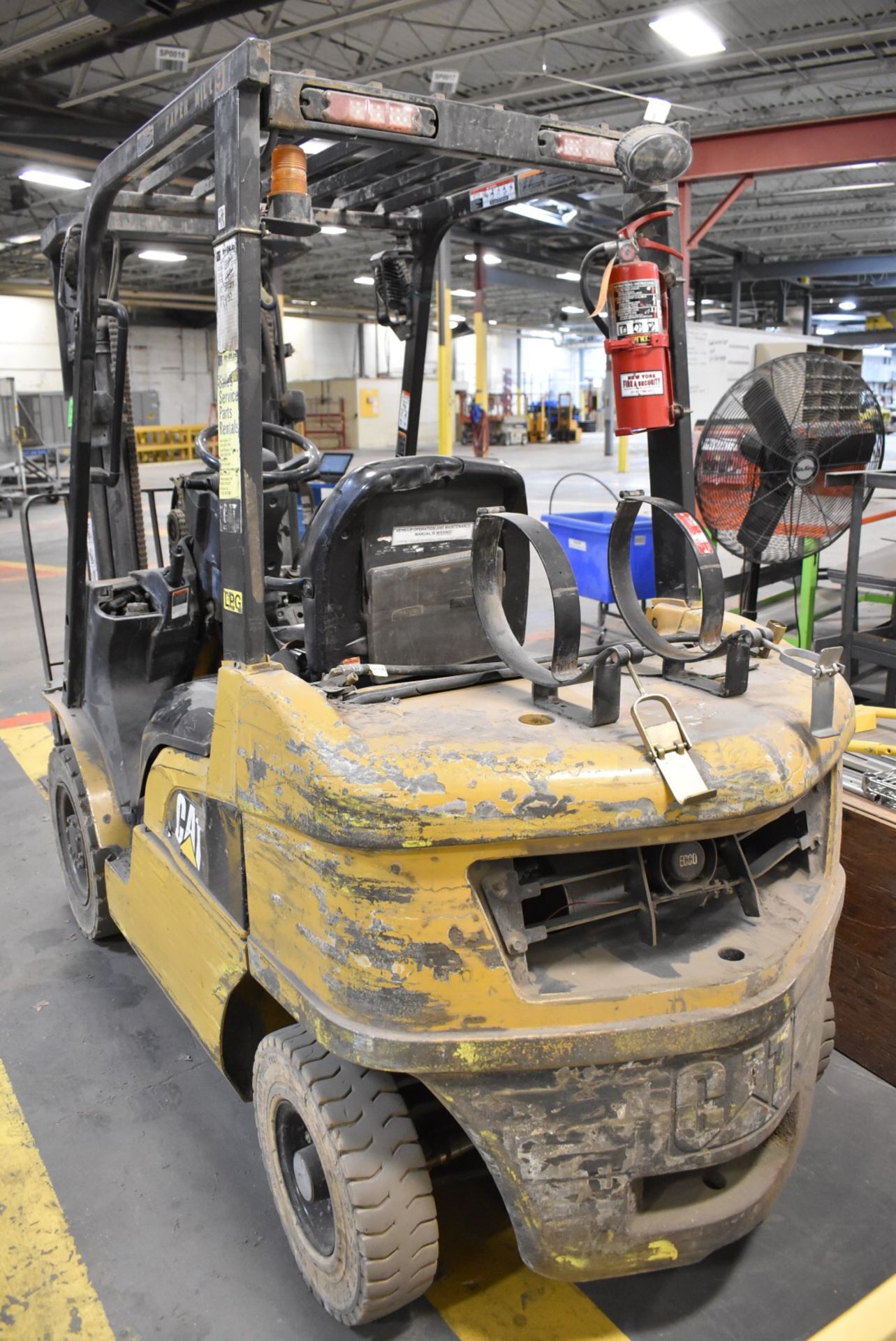 CATERPILLAR P5000 4,600 LBS. CAPACITY LPG FORKLIFT WITH 170" MAX VERTICAL REACH, 3-STAGE HIGH - Image 5 of 9