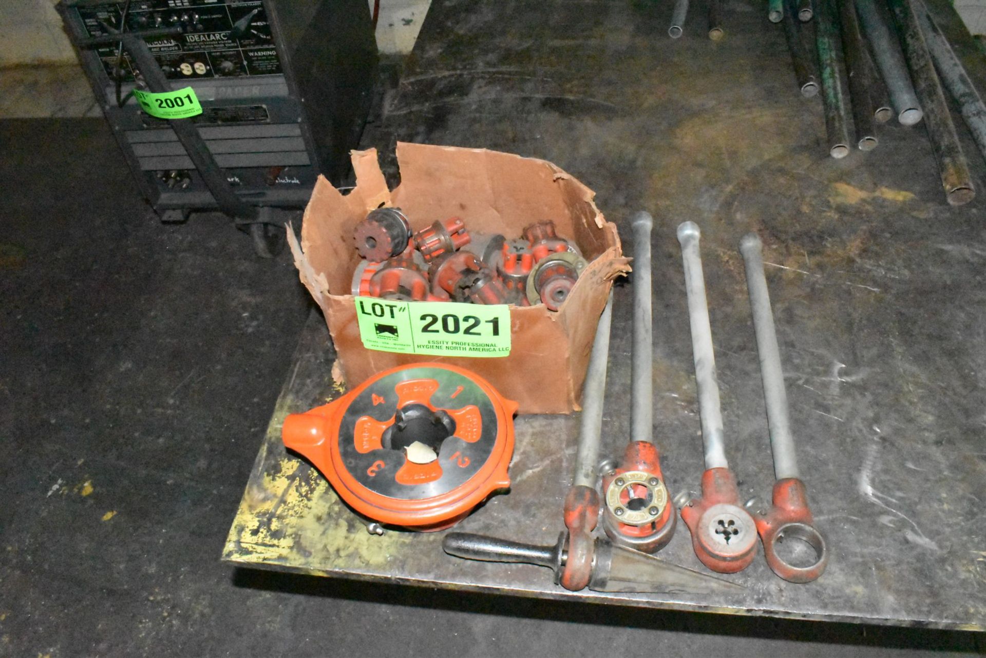 LOT/ MANUAL PIPE TREADER AND DIES [RIGGING FEES FOR LOT #2021 - $50 USD PLUS APPLICABLE TAXES]