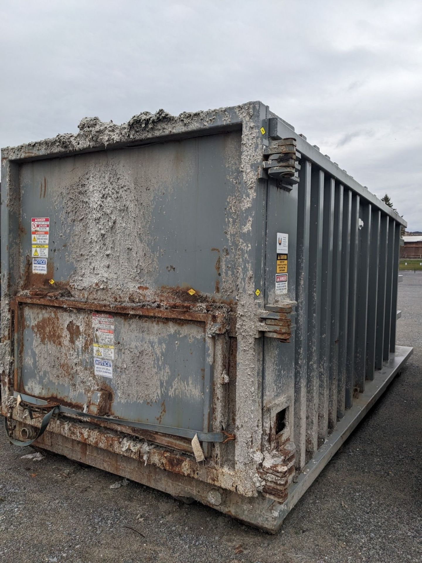 STATIONARY COMPACTOR ROLL-OFF BIN WITH APPROX. 40 CU/YRD CAPACITY (CI) [RIGGING FEES FOR LOT # - Image 4 of 4