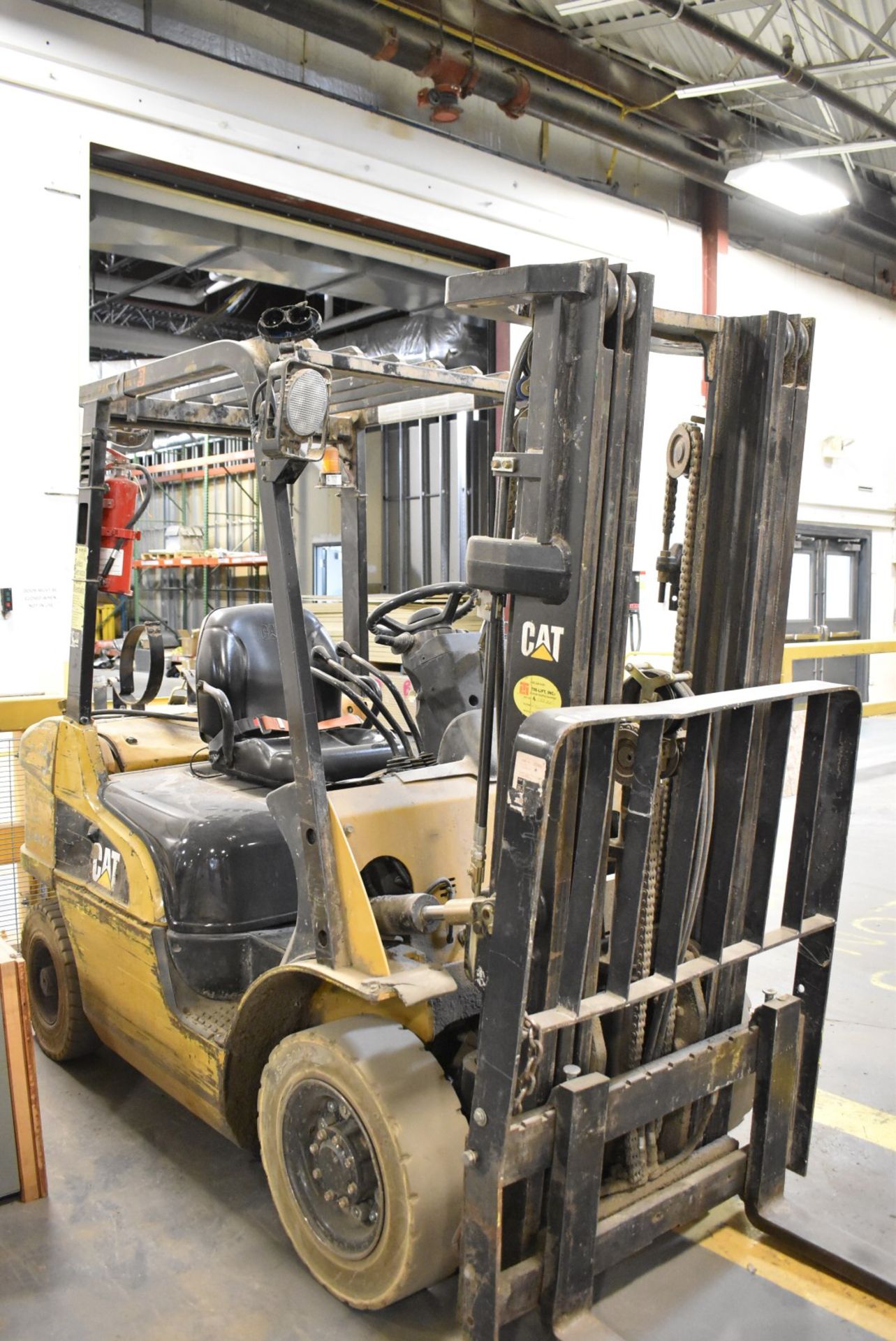 CATERPILLAR P5000 4,600 LBS. CAPACITY LPG FORKLIFT WITH 170" MAX VERTICAL REACH, 3-STAGE HIGH - Image 4 of 9