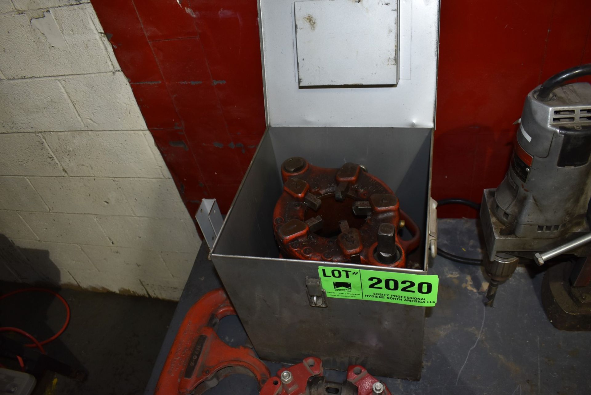 LOT/ RIDGID PIPE CUTTERS AND THREADING DIES [RIGGING FEES FOR LOT #2020 - $50 USD PLUS APPLICABLE - Image 2 of 4