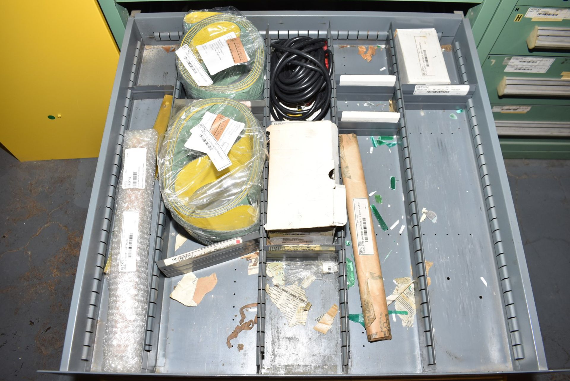 LOT/ CONTENTS OF CABINET - INCLUDING SAFETY DOOR SWITCHES, BELTS, TENSIONERS, AIR CYLINDERS, OIL - Bild 9 aus 11