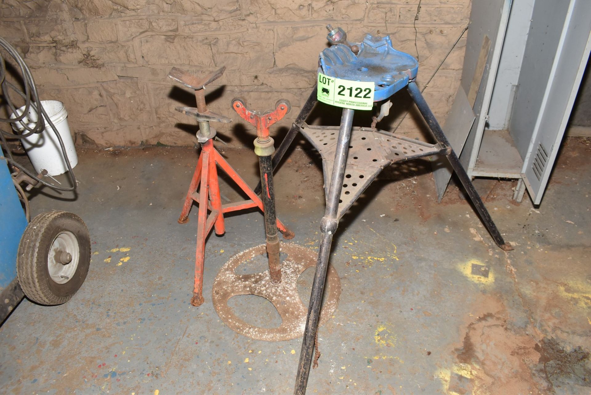 LOT/ RIDGID No.450 TRI-STAND WITH ROLLER STAND [RIGGING FEES FOR LOT #2122 - $50 USD PLUS APPLICABLE