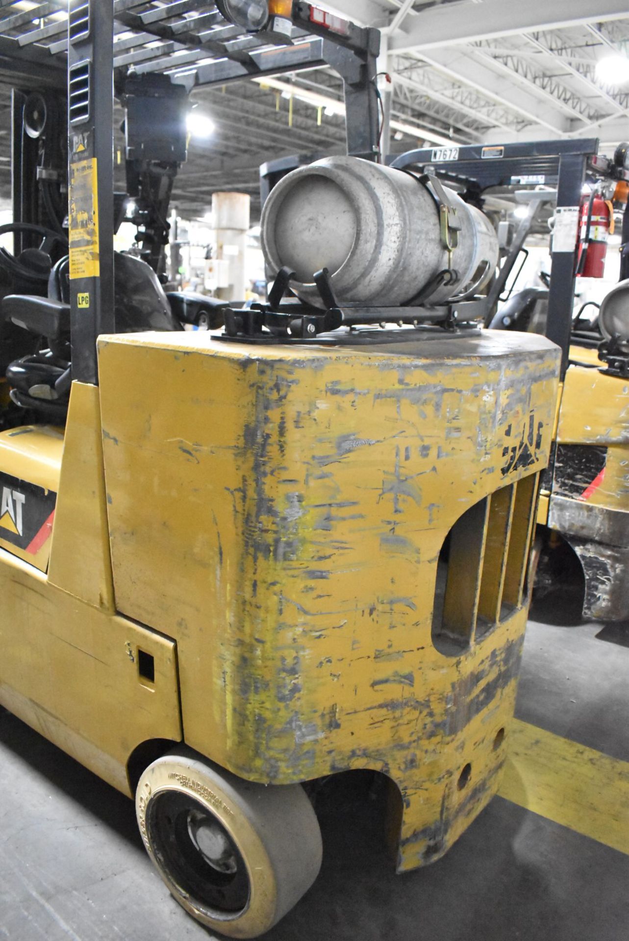 CATERPILLAR (2015) GC55KPRSTR 7,000 LBS. CAPACITY LPG FORKLIFT WITH 172" MAX VERTICAL REACH, 3-STAGE - Image 6 of 12