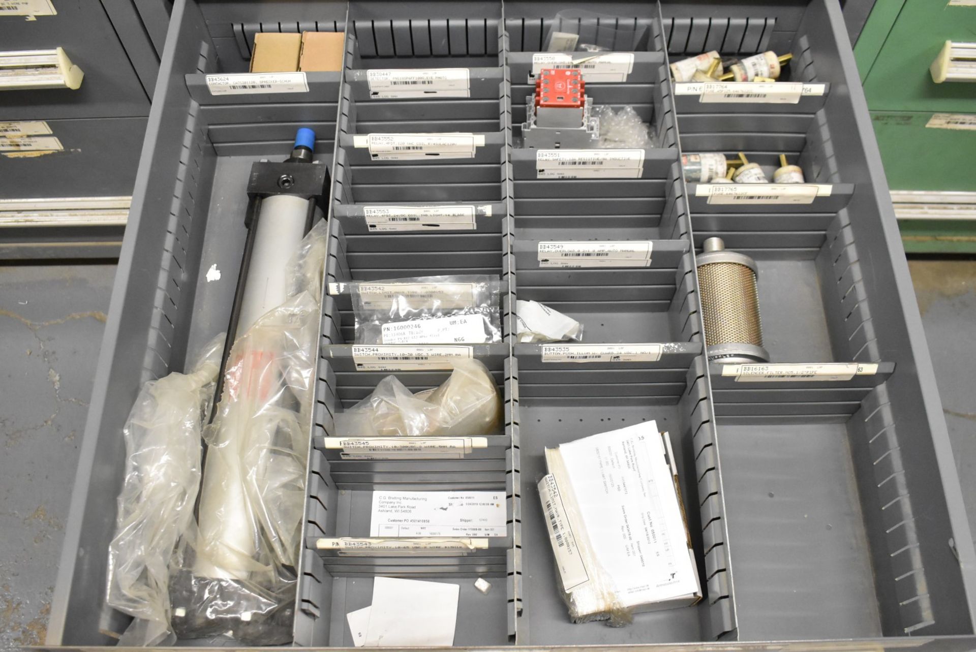 LOT/ CONTENTS OF CABINET - INCLUDING SENSOR COMPONENTS, PRINTED CIRCUIT BOARDS, GRINDING WHEELS, - Bild 6 aus 6