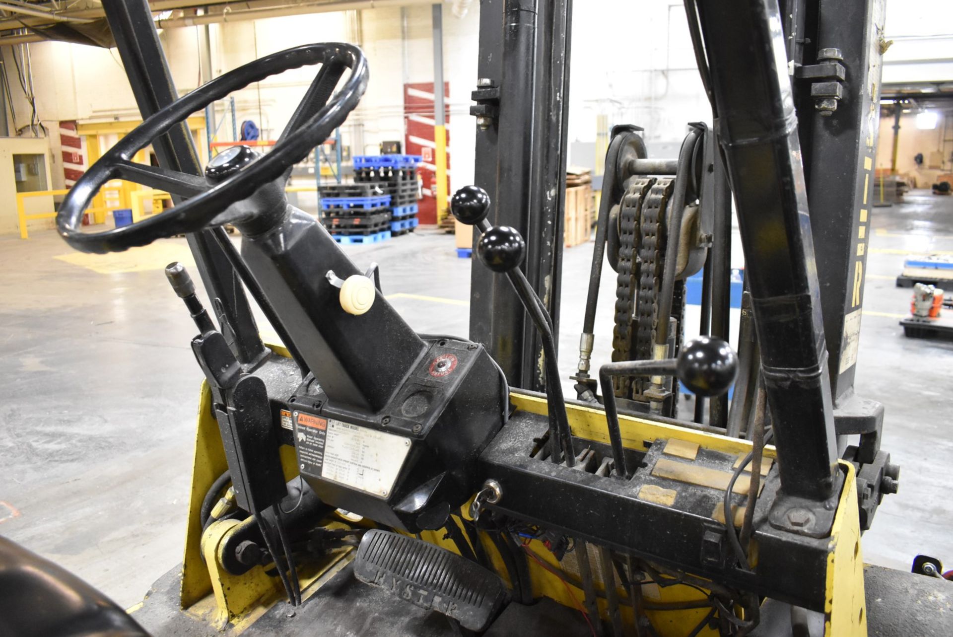 HYSTER H80XL2 7,250 LBS. CAPACITY LPG FORKLIFT WITH 121" MAX VERTICAL REACH, 2-STAGE HIGH VISIBILITY - Image 7 of 9