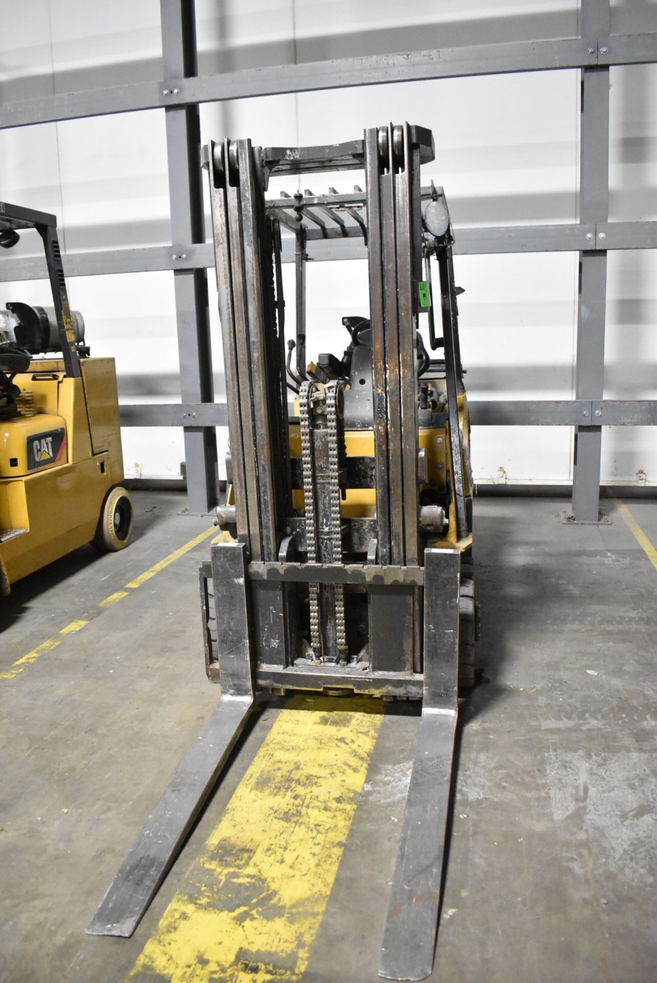 CATERPILLAR 2C6000 5,750 LBS. CAPACITY LPG FORKLIFT WITH 185" MAX VERTICAL REACH, 3-STAGE HIGH - Image 3 of 9