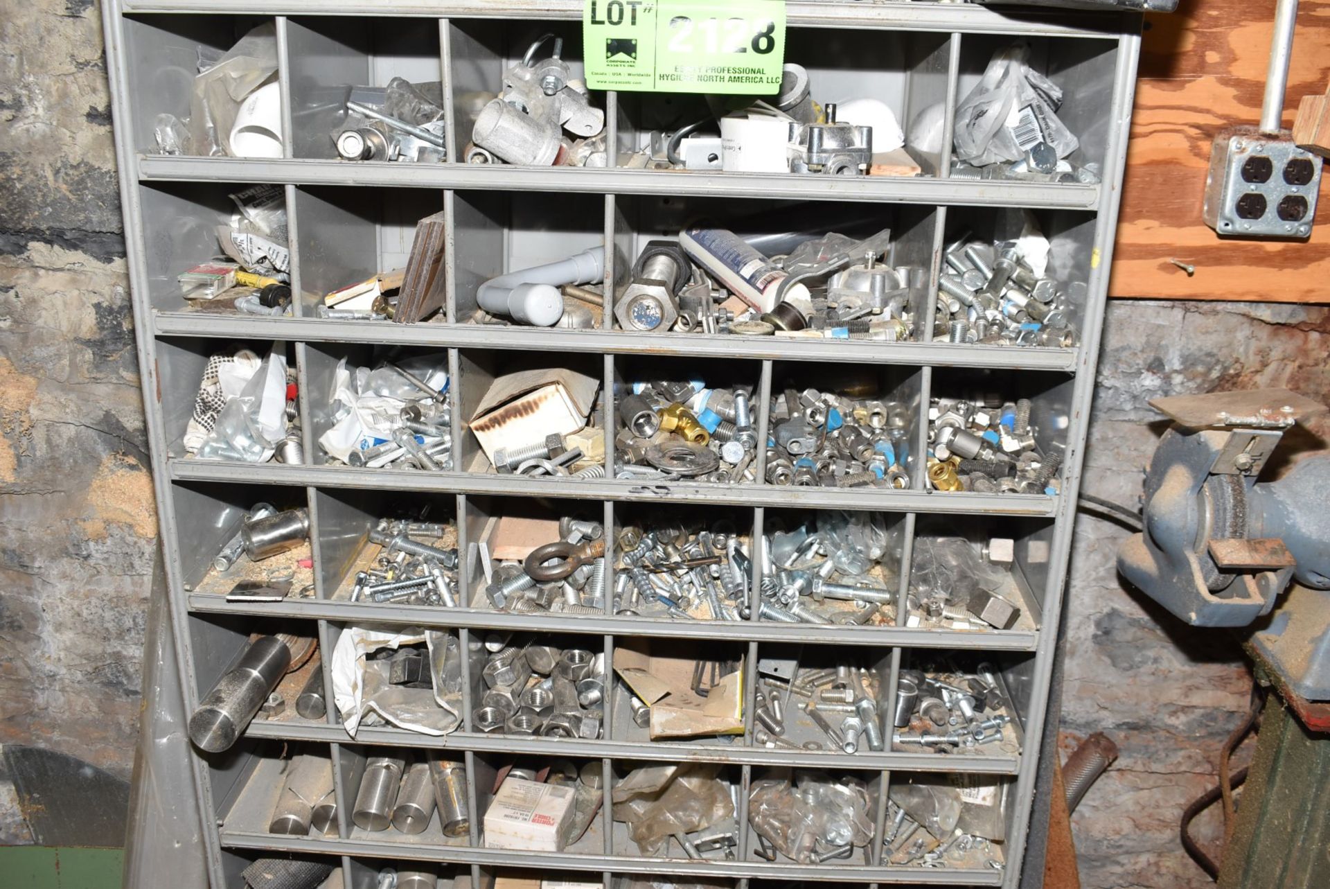 LOT/ PIGEON HOLE CABINET WITH CONTENTS CONSISTING OF HARDWARE [RIGGING FEES FOR LOT #2128 - $TBD USD - Bild 3 aus 4