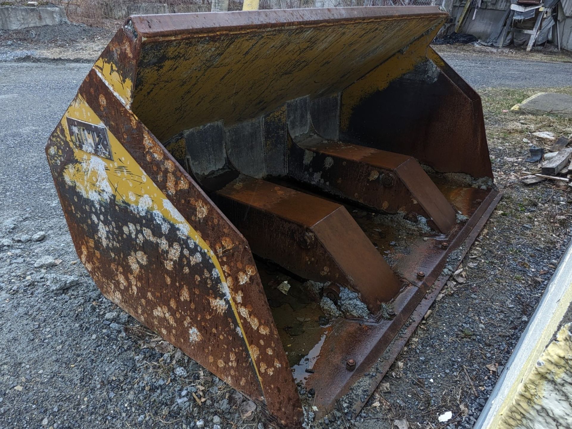 SPARE TINK HYDRAULIC ROLL-OUT BUCKET (CI) [RIGGING FEES FOR LOT #2182 - $100 USD PLUS APPLICABLE - Image 4 of 4