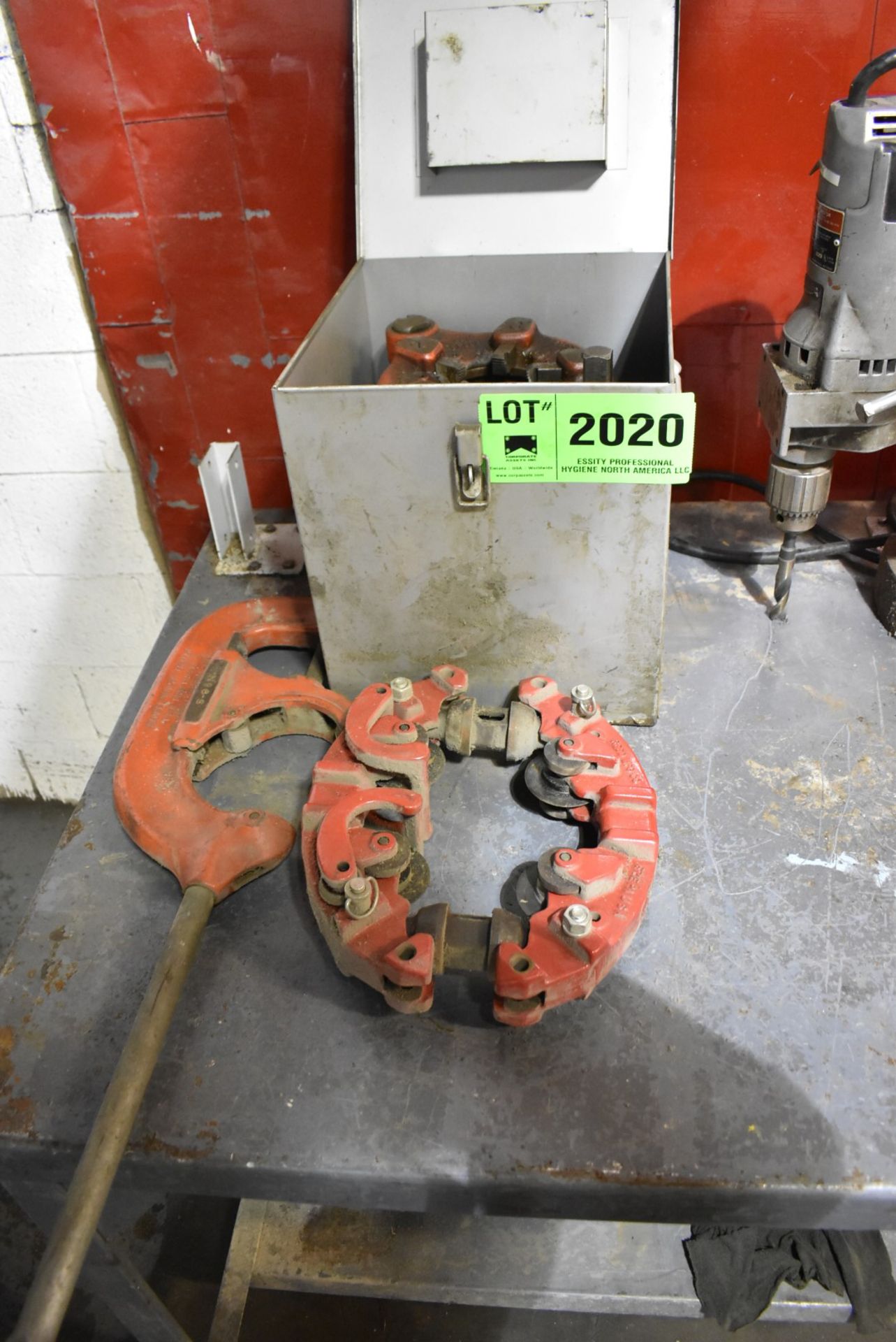 LOT/ RIDGID PIPE CUTTERS AND THREADING DIES [RIGGING FEES FOR LOT #2020 - $50 USD PLUS APPLICABLE