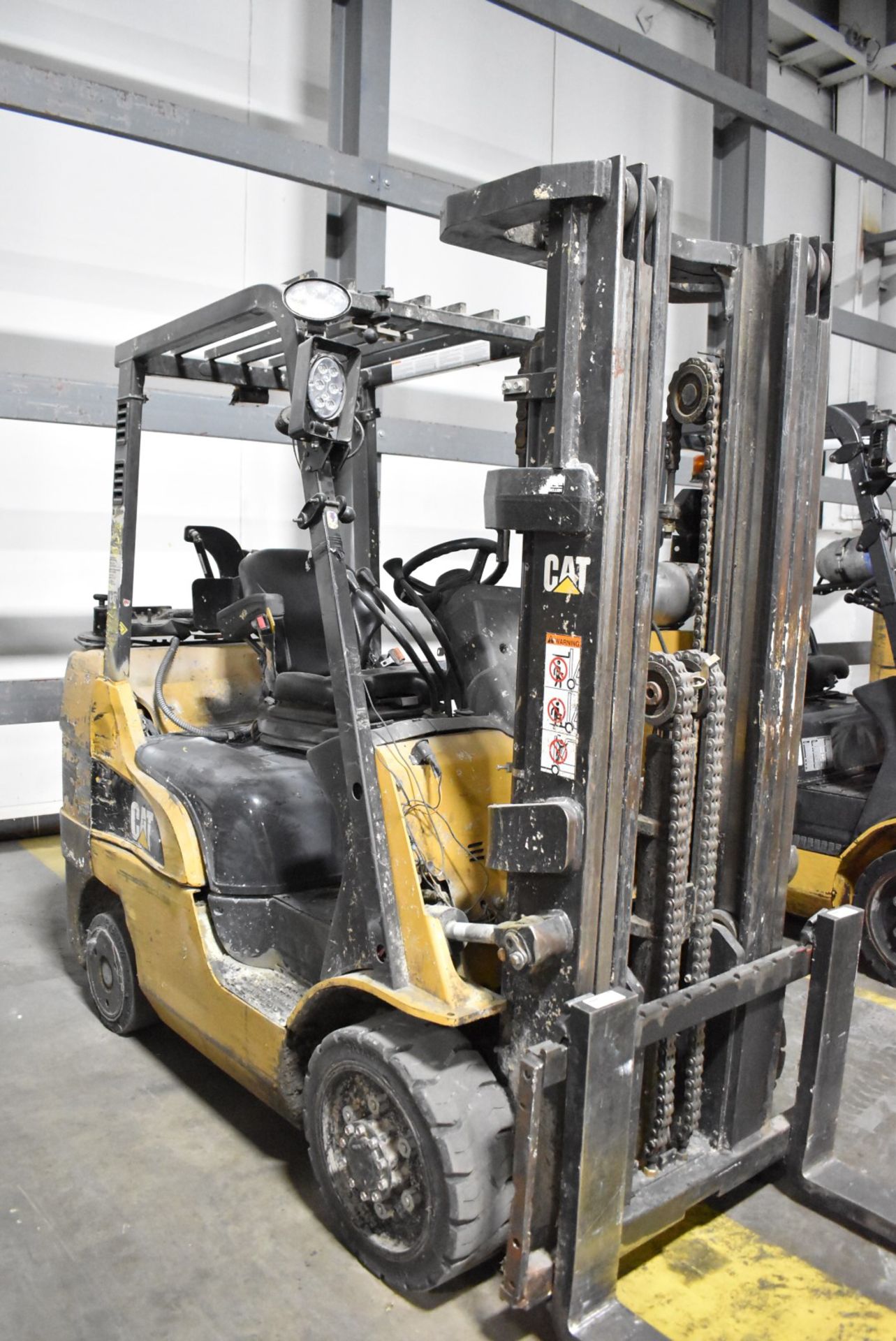 CATERPILLAR 2C6000 5,750 LBS. CAPACITY LPG FORKLIFT WITH 185" MAX VERTICAL REACH, 3-STAGE HIGH - Image 4 of 9