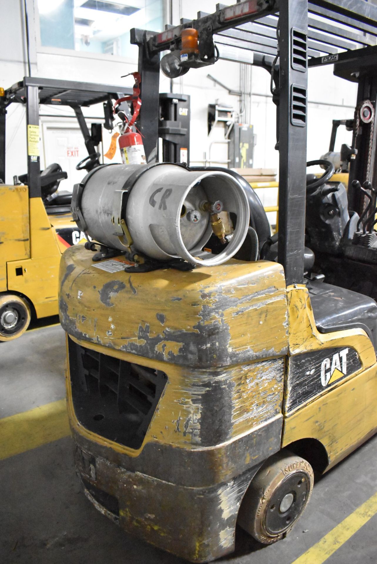 CATERPILLAR 2C6000 6,000 LBS. CAPACITY LPG FORKLIFT WITH 185" MAX VERTICAL REACH, 3-STAGE HIGH - Image 6 of 10