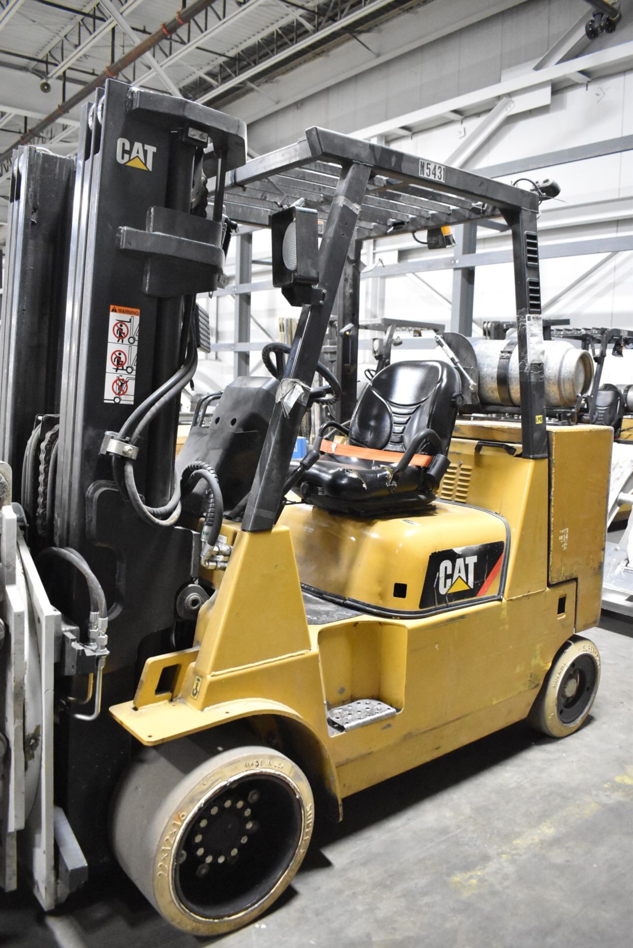 CATERPILLAR (2013) GC55KPRSTR 7,000 LBS. CAPACITY LPG FORKLIFT WITH 172" MAX VERTICAL REACH, 3-STAGE - Image 4 of 9