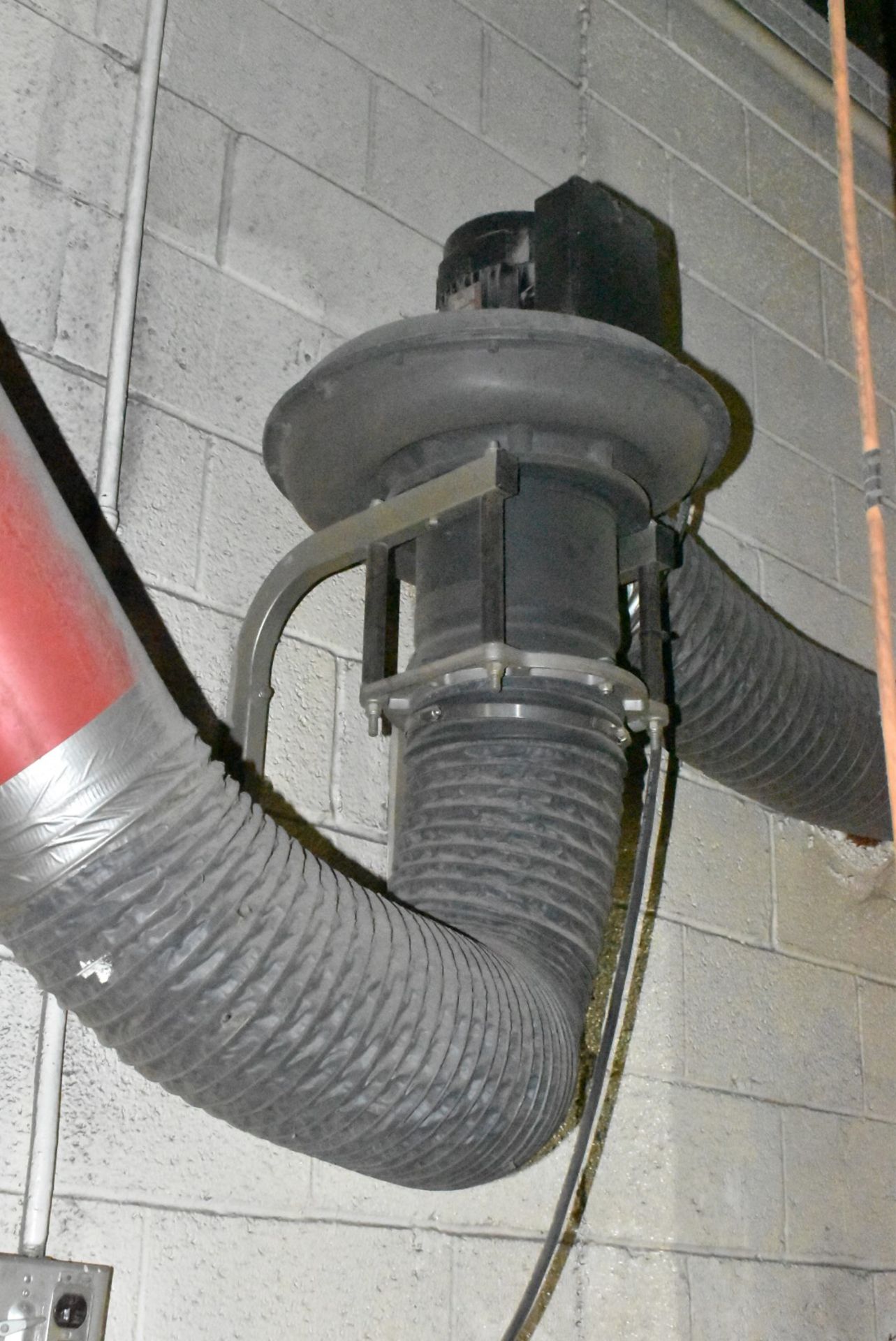 LINCOLN ELECTRIC SNORKEL TYPE WALL MOUNTED FUME EXTRACTOR S/N N/A (CI) [RIGGING FEES FOR LOT #2039 - - Image 4 of 5