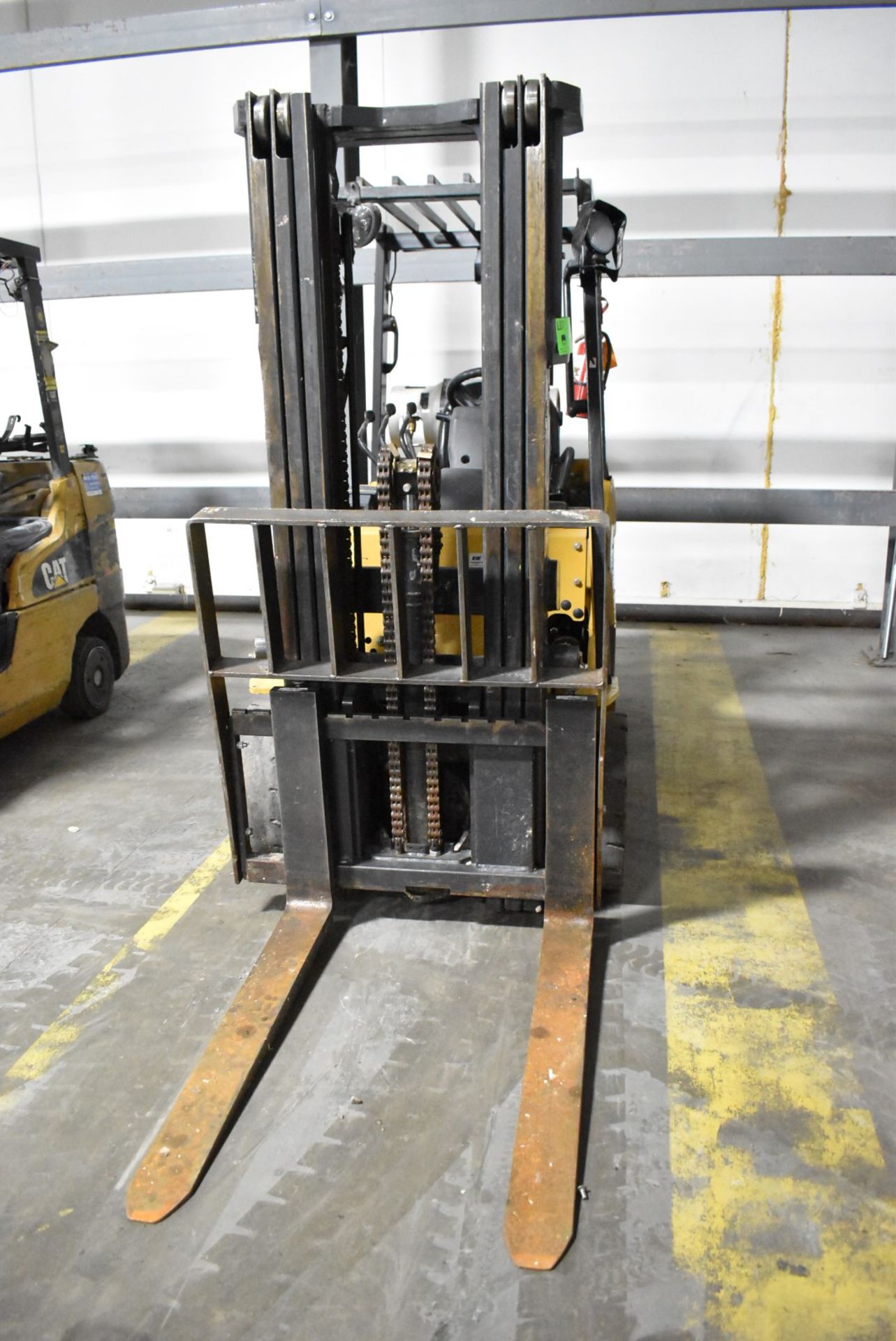 CATERPILLAR 2C6000 6,000 LBS. CAPACITY LPG FORKLIFT WITH 185" MAX VERTICAL REACH, 3-STAGE HIGH - Image 4 of 10