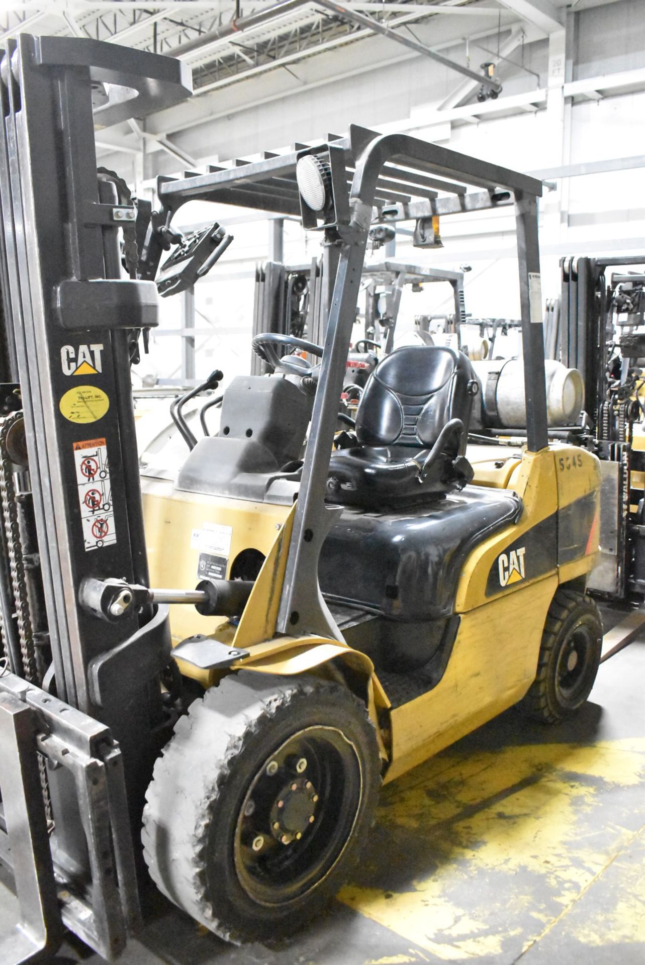 CATERPILLAR 2P600 5,400 LB. CAPACITY LPG FORKLIFT WITH 186" MAX. VERTICAL REACH, 3-STAGE HIGH - Image 3 of 9