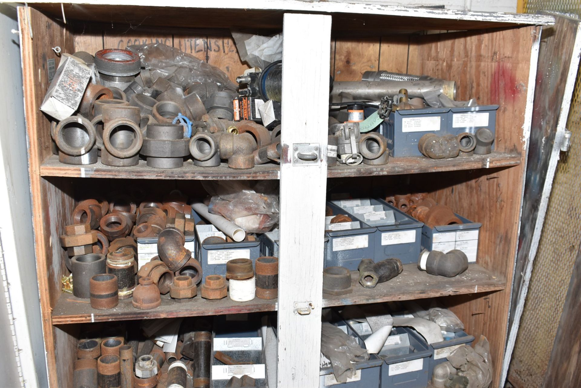 LOT/ CABINETS WITH CONTENTS CONSISTING OF PIPE FITTINGS AND TOOLING [RIGGING FEES FOR LOT #2113 - $ - Image 4 of 7