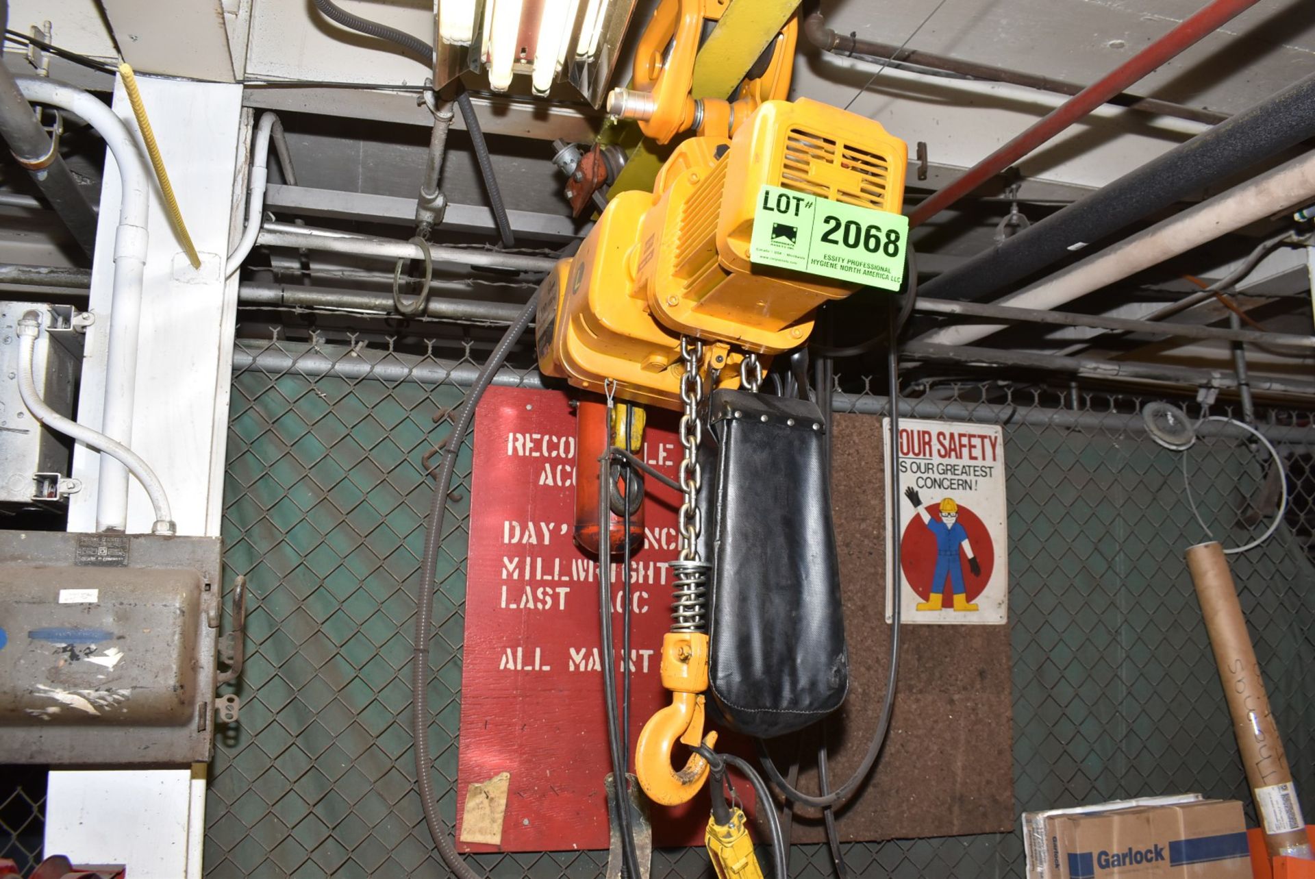 INGERSOLL-RAND QUANTUM 1 TON ELECTRIC HOIST WITH PENDENT CONTROL, S/N N/A (CI) [RIGGING FEES FOR LOT