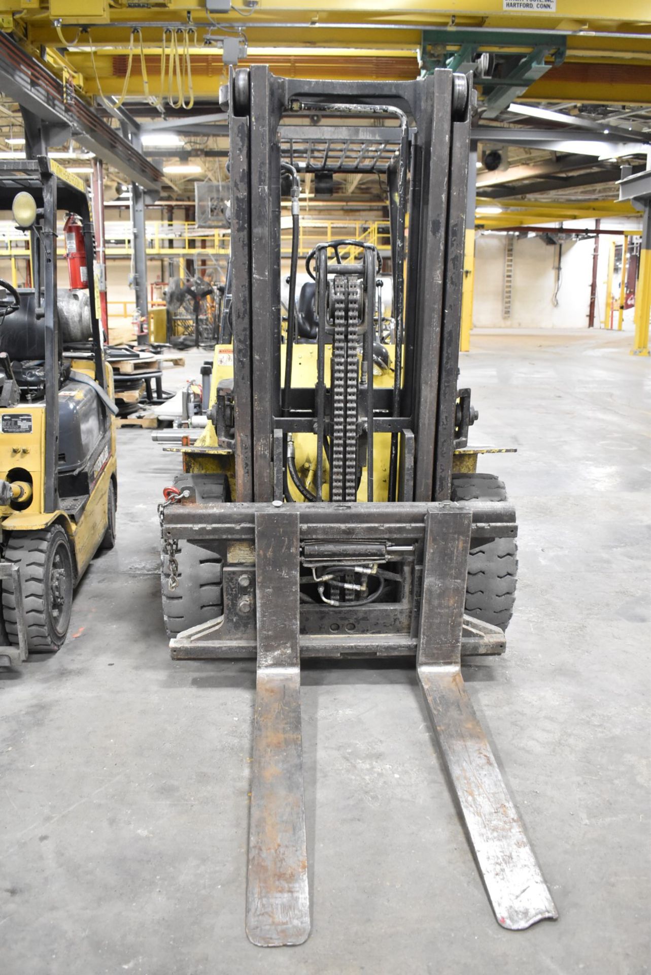 HYSTER H80XL2 7,250 LBS. CAPACITY LPG FORKLIFT WITH 121" MAX VERTICAL REACH, 2-STAGE HIGH VISIBILITY - Image 2 of 9