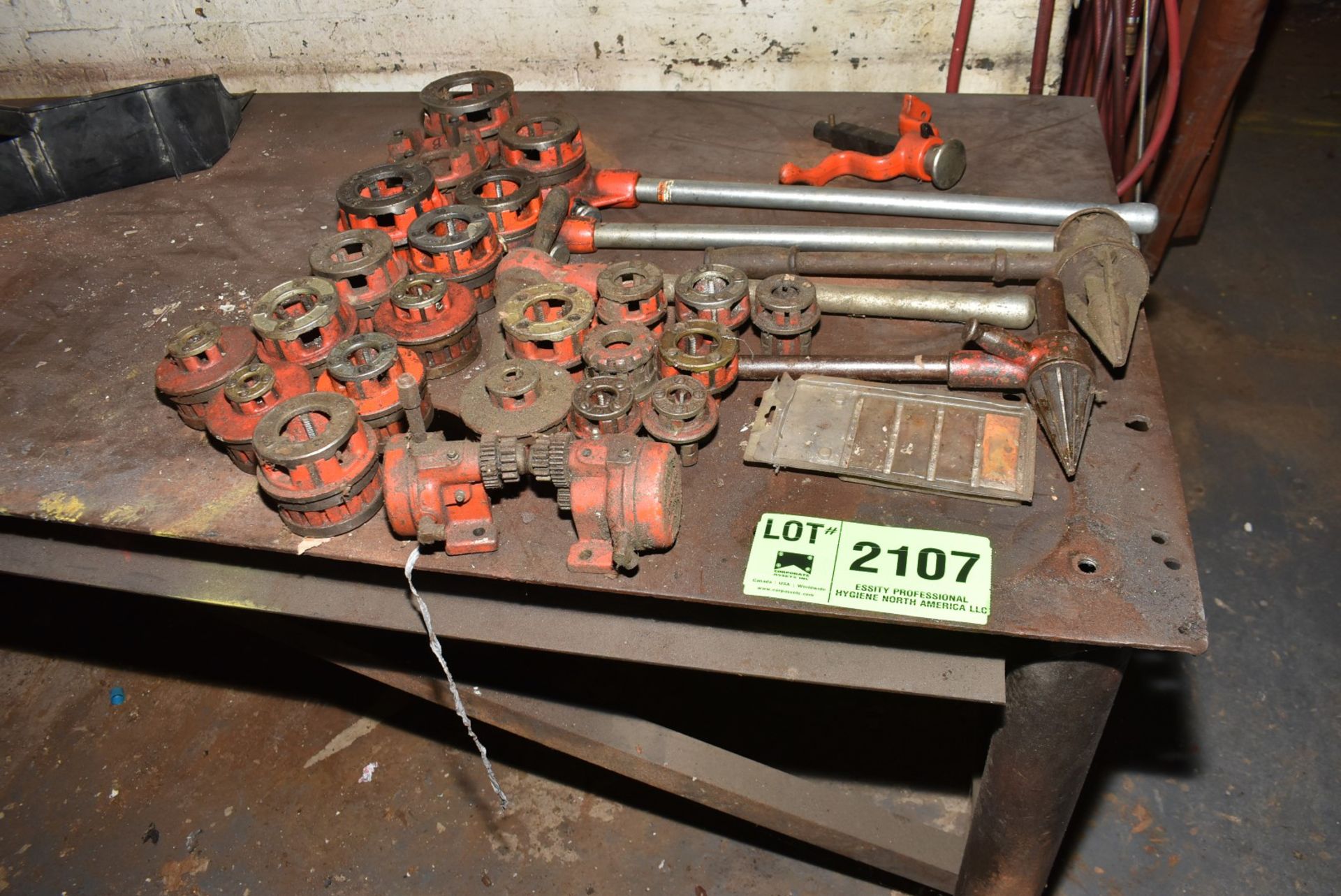LOT/ RIDGID MANUAL PIPE TREAD TOOLING [RIGGING FEES FOR LOT #2107 - $100 USD PLUS APPLICABLE TAXES]