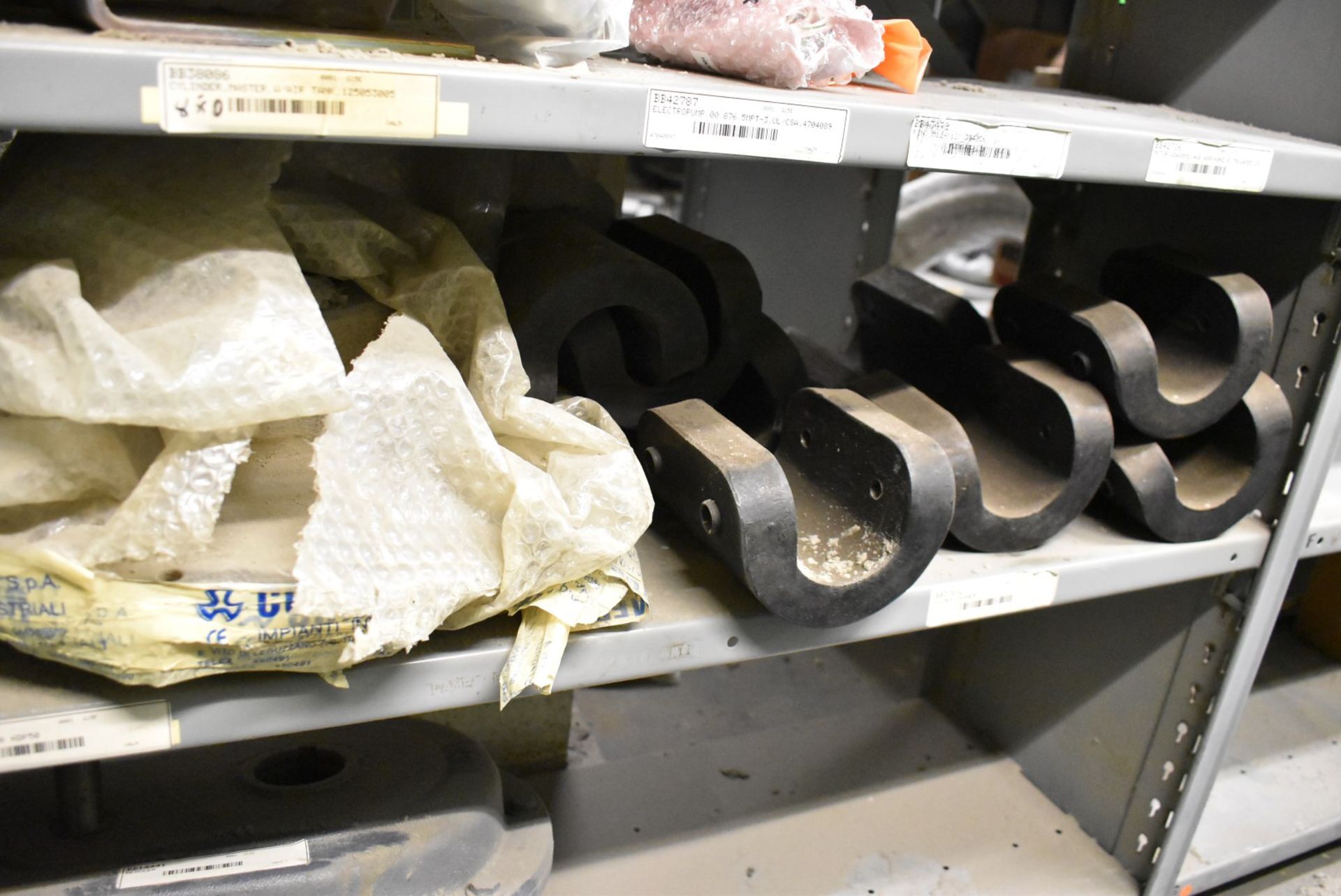 LOT/ CONTENTS OF SHELF - INCLUDING AIR TANK MASTER CYLINDERS, RUBBER ELEMENTS, REDUCER [RIGGING FEES - Image 3 of 4