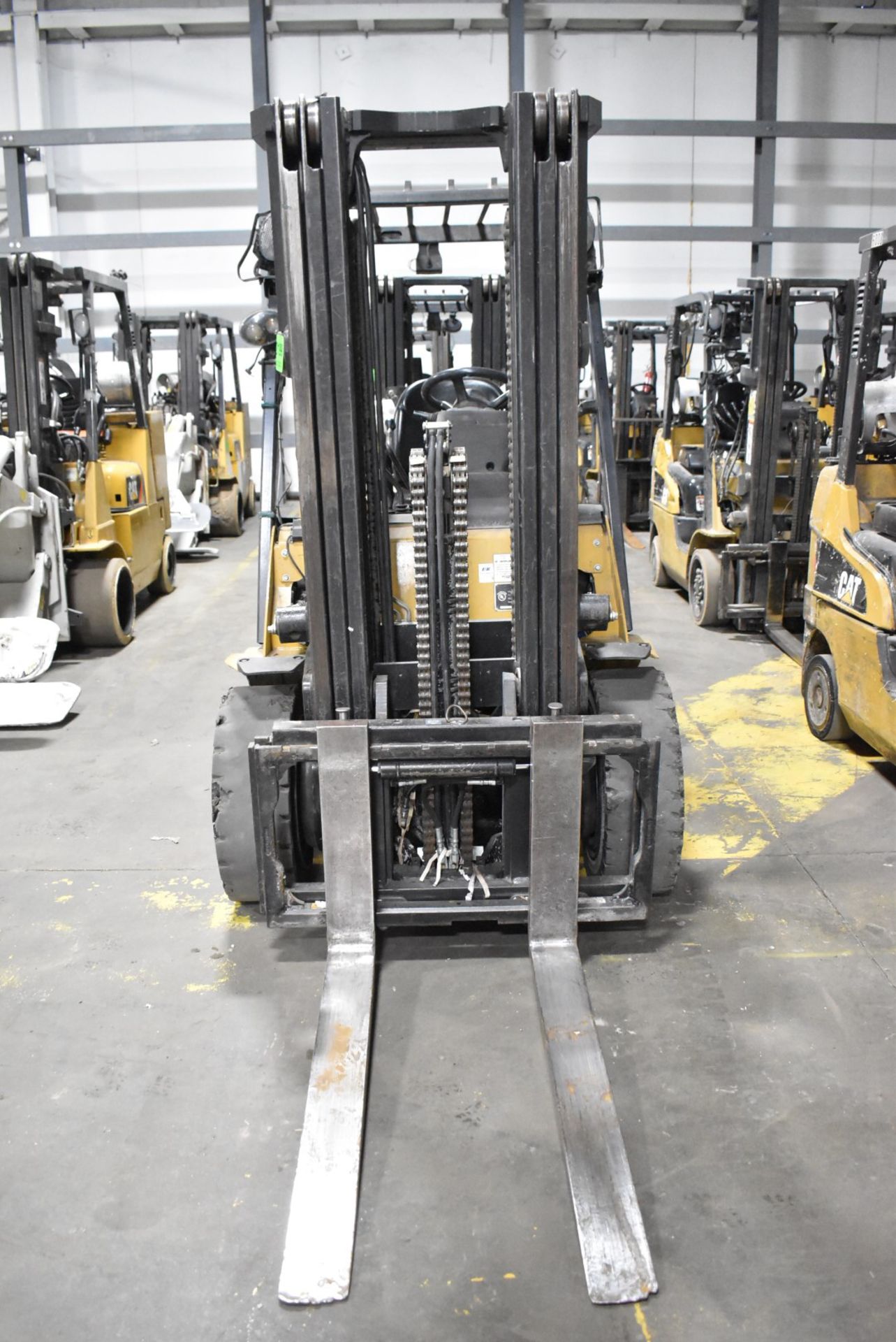 CATERPILLAR 2P600 5,400 LB. CAPACITY LPG FORKLIFT WITH 186" MAX. VERTICAL REACH, 3-STAGE HIGH - Image 2 of 9