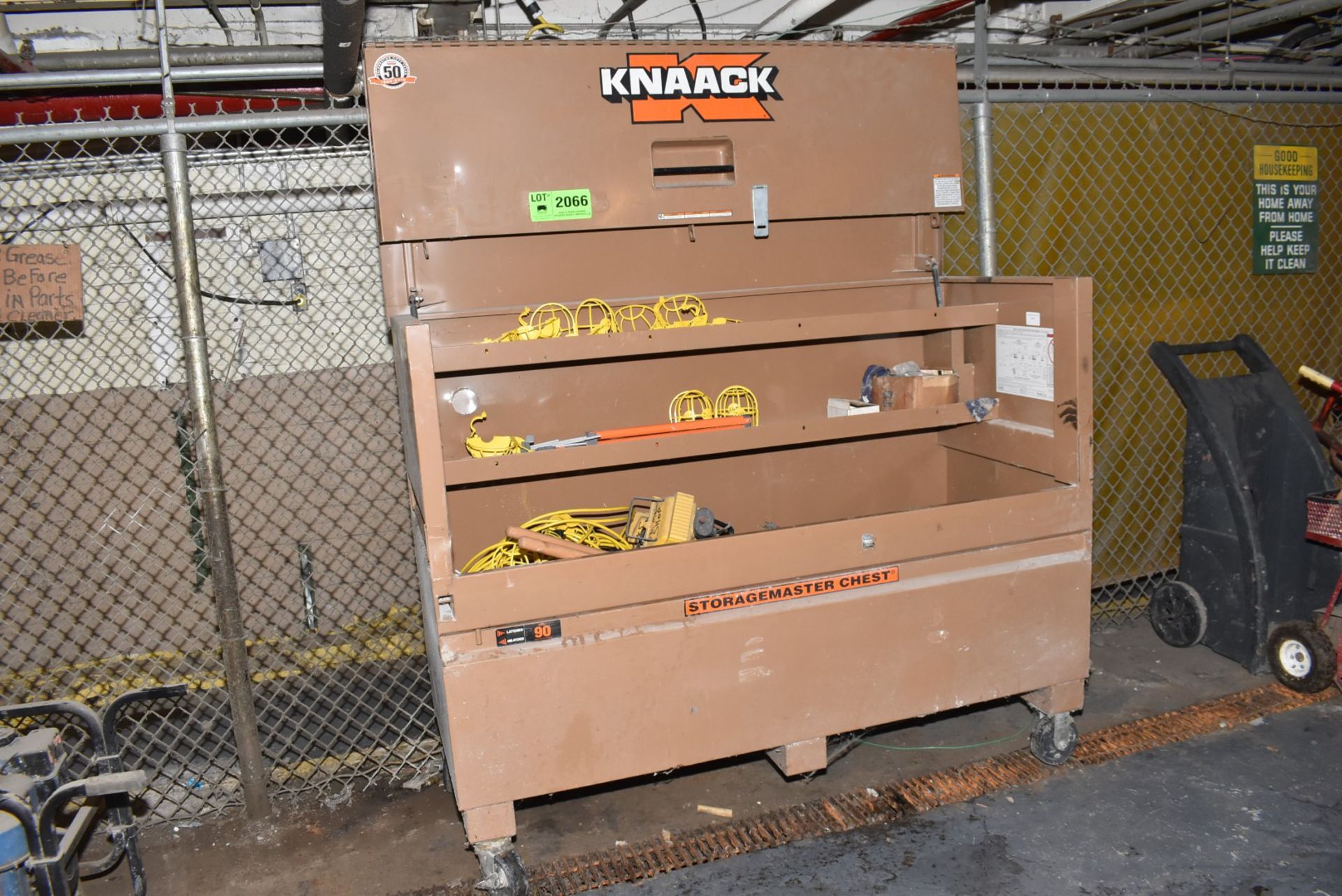 KNAACK ROLLING GANG BOX WITH CONTENTS [RIGGING FEES FOR LOT #2066 - $25 USD PLUS APPLICABLE TAXES]