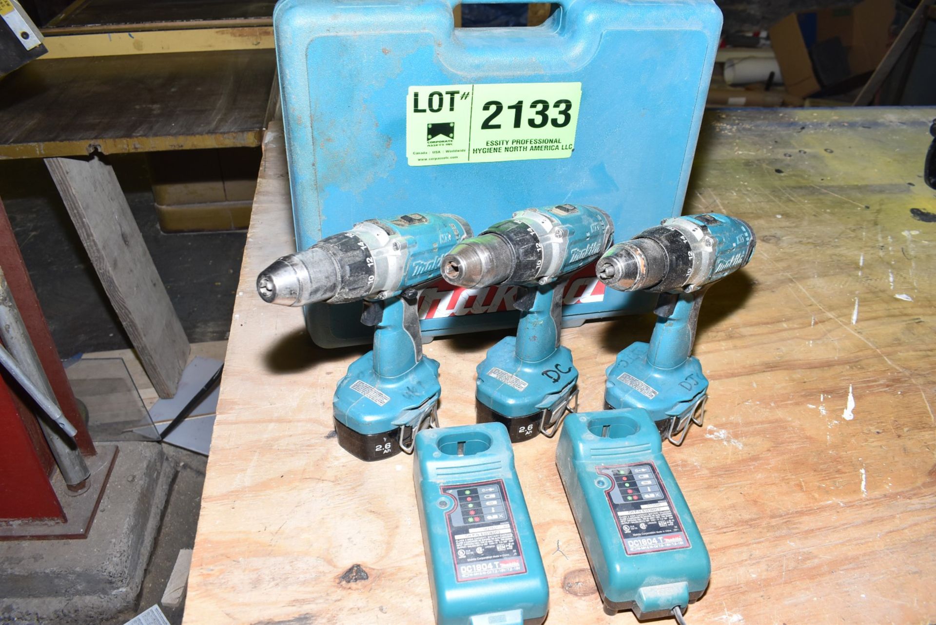 LOT/ (3) MAKITA CORDLESS DRILLS WITH (2) CHARGERS [RIGGING FEES FOR LOT #2133 - $25 USD PLUS