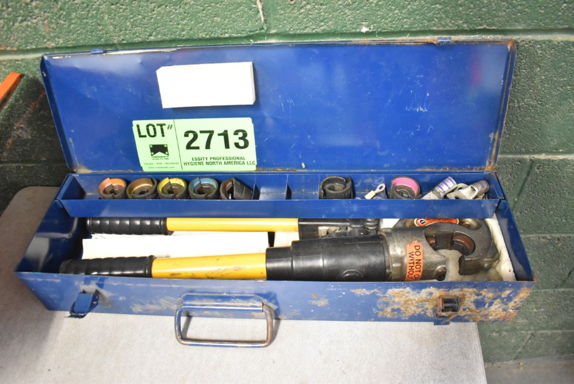 T&B TBM12M MANUAL HYDRAULIC CRIMPER [RIGGING FEES FOR LOT #2713 - $25 USD PLUS APPLICABLE TAXES]