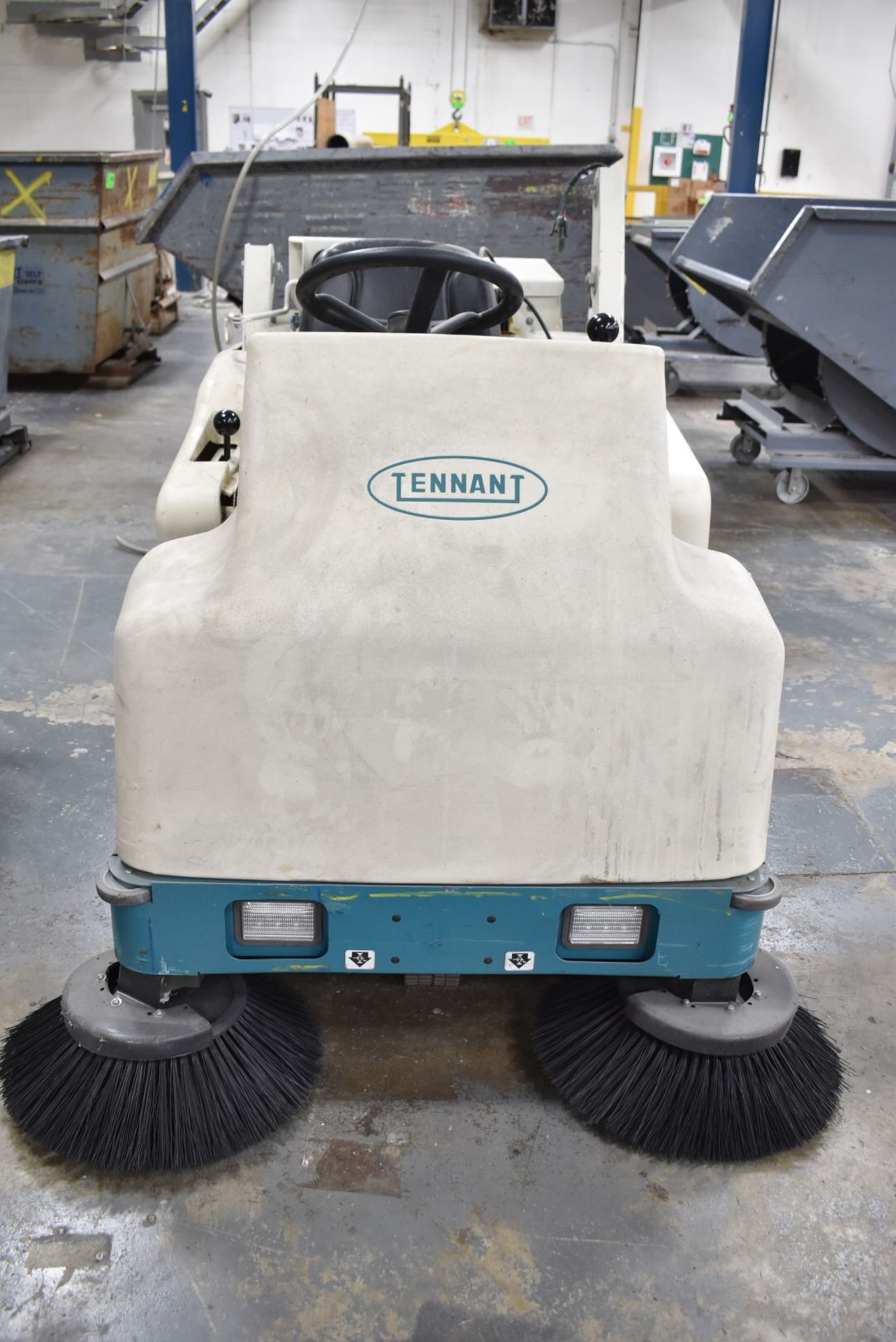 TENNANT 6200 ELECTRIC RIDE-ON FLOOR SWEEPER WITH CHARGER, APPROX. 112.5 HOURS RECORDED ON METER AT - Image 2 of 9