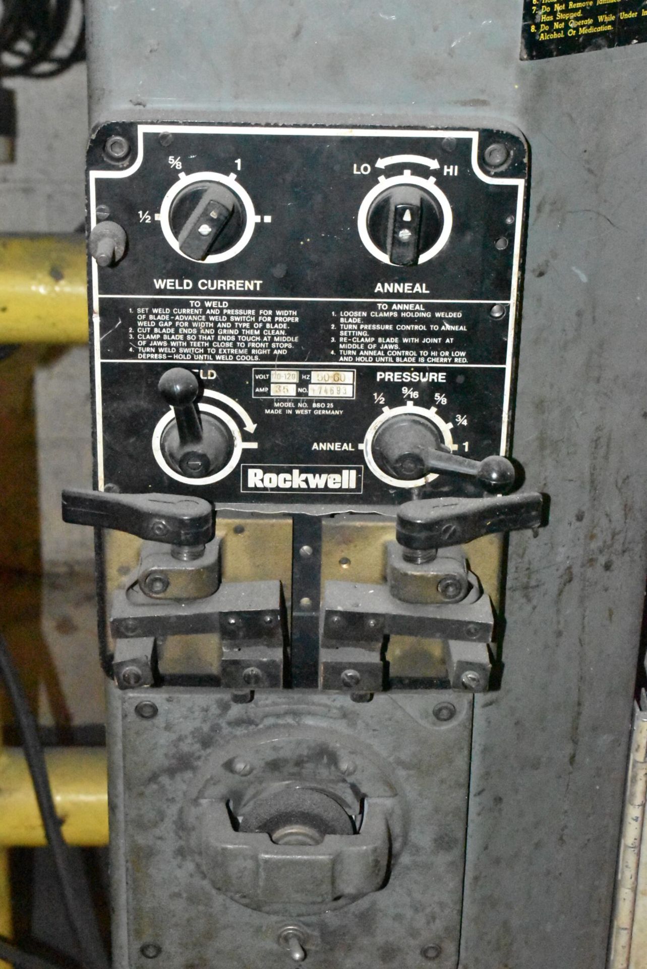 ROCKWELL MODEL 20 VERTICAL BAND SAW WITH 20" THROAT, 12" MAX WORKPIECE HEIGHT, 20"X24.5" MANUAL TILT - Image 4 of 6