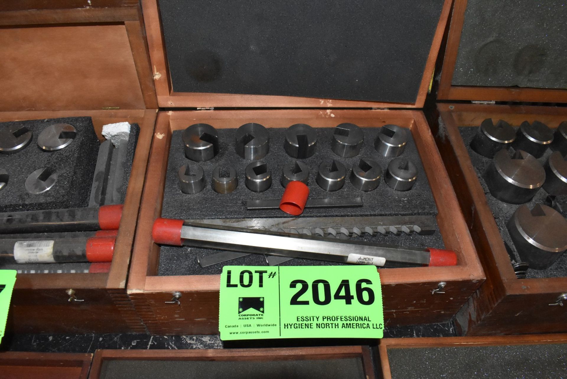 LOT/ BROACH SET [RIGGING FEES FOR LOT #2046 - $25 USD PLUS APPLICABLE TAXES]