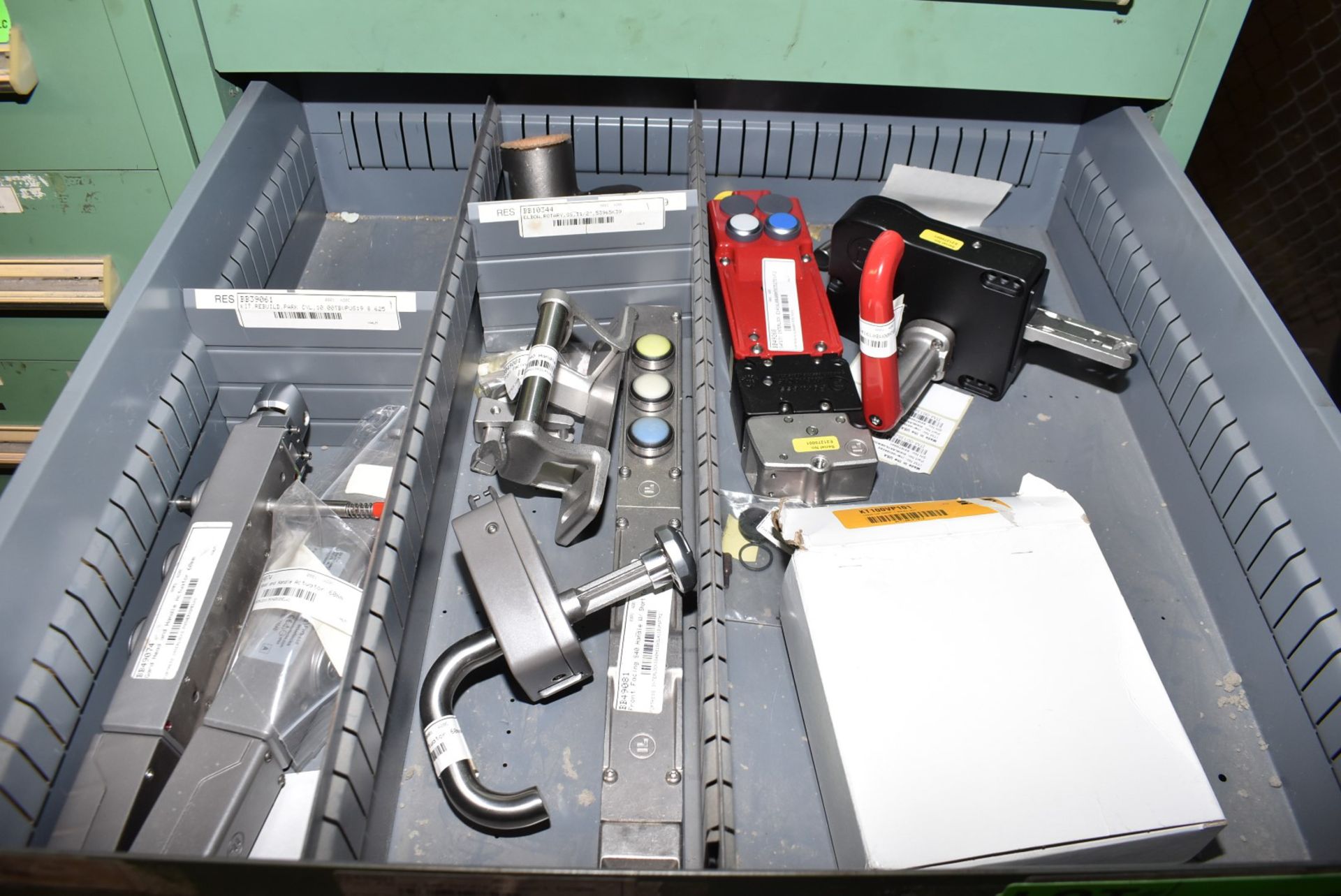 LOT/ REMAINING CONTENTS OF CABINET - INCLUDING BIRD SPARE PARTS, OIL SEALS, TUBING & FITTINGS, SHAFT - Image 2 of 5
