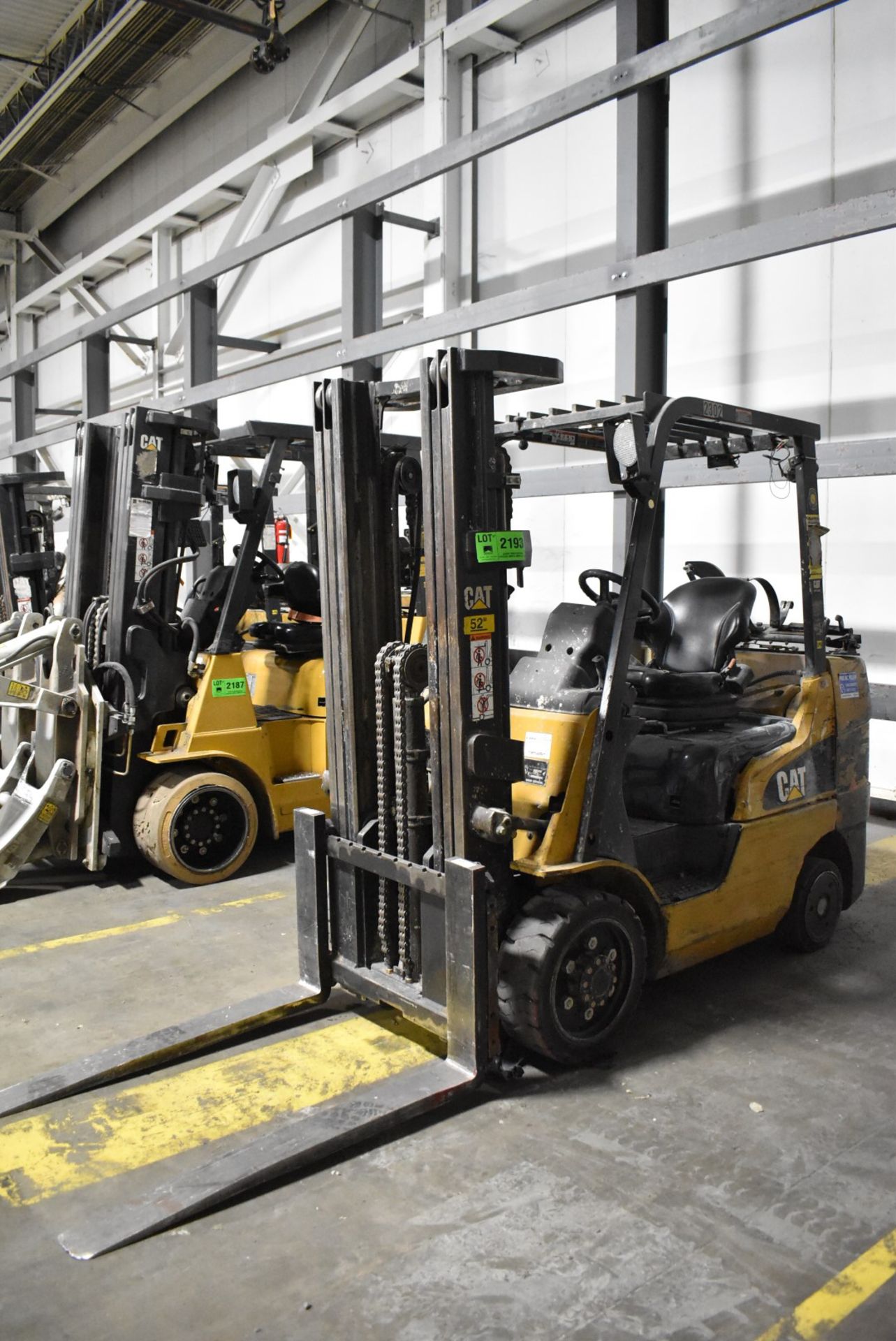 CATERPILLAR 2C6000 5,750 LBS. CAPACITY LPG FORKLIFT WITH 185" MAX VERTICAL REACH, 3-STAGE HIGH - Image 2 of 9